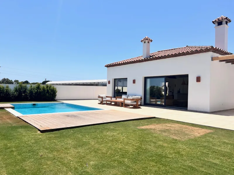 House - Detached Villa в продаже в Estepona, Málaga. В доме 3 спален и 4 ванных комнат. Площадь дома 257 м². Площадь участка 2626 м²