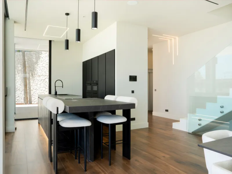 House - Detached Villa в продаже в Benahavís, Málaga. В доме 4 спален и 7 ванных комнат. Площадь дома 1847 м². Площадь участка 2068 м²