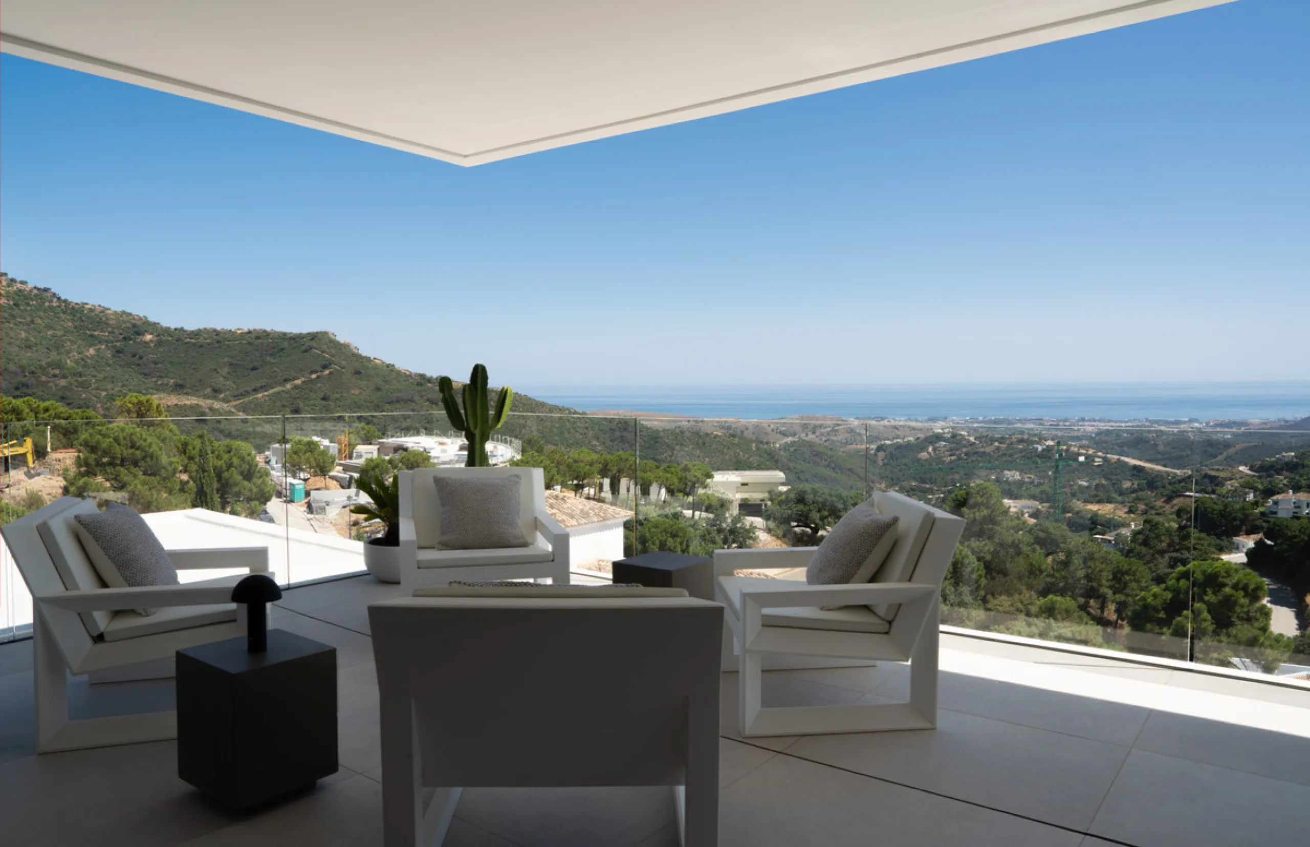 House - Detached Villa в продаже в Benahavís, Málaga. В доме 4 спален и 7 ванных комнат. Площадь дома 1847 м². Площадь участка 2068 м²