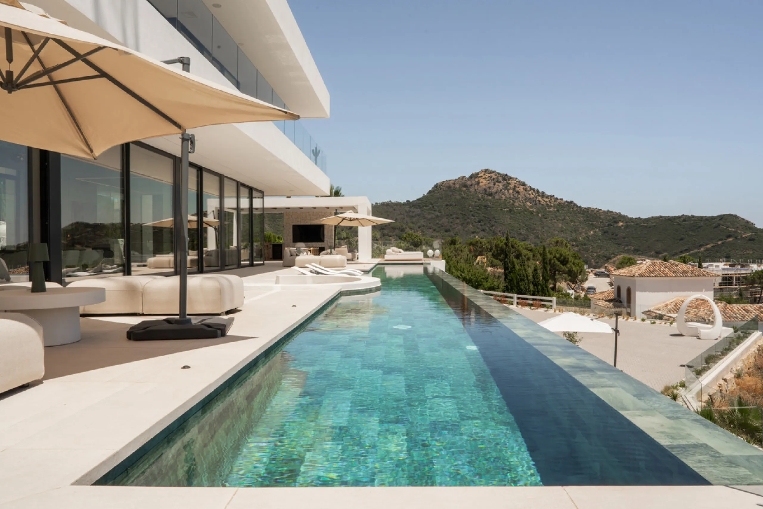 House - Detached Villa в продаже в Benahavís, Málaga. В доме 4 спален и 7 ванных комнат. Площадь дома 1847 м². Площадь участка 2068 м²