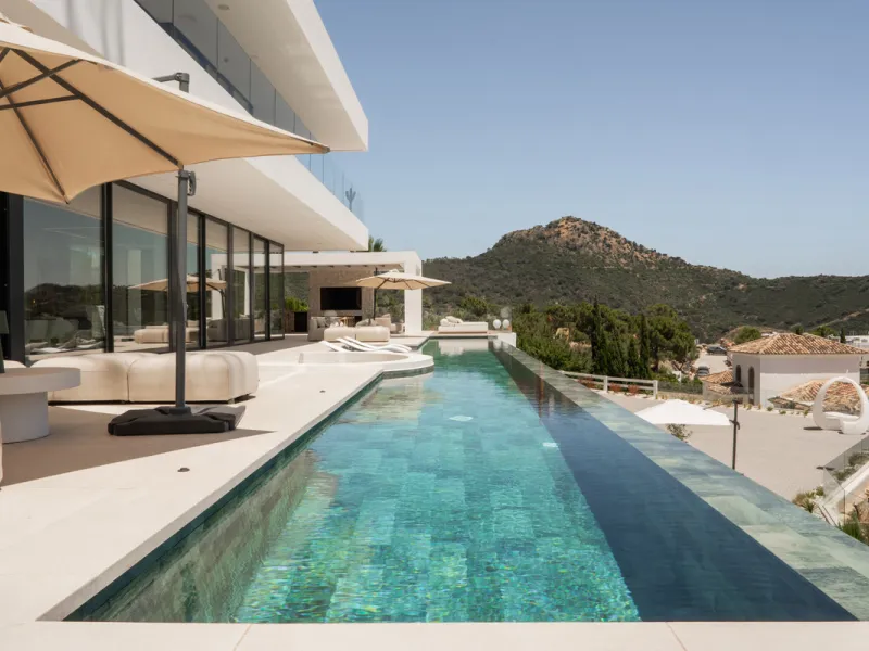 House - Detached Villa в продаже в Benahavís, Málaga. В доме 4 спален и 7 ванных комнат. Площадь дома 1847 м². Площадь участка 2068 м²