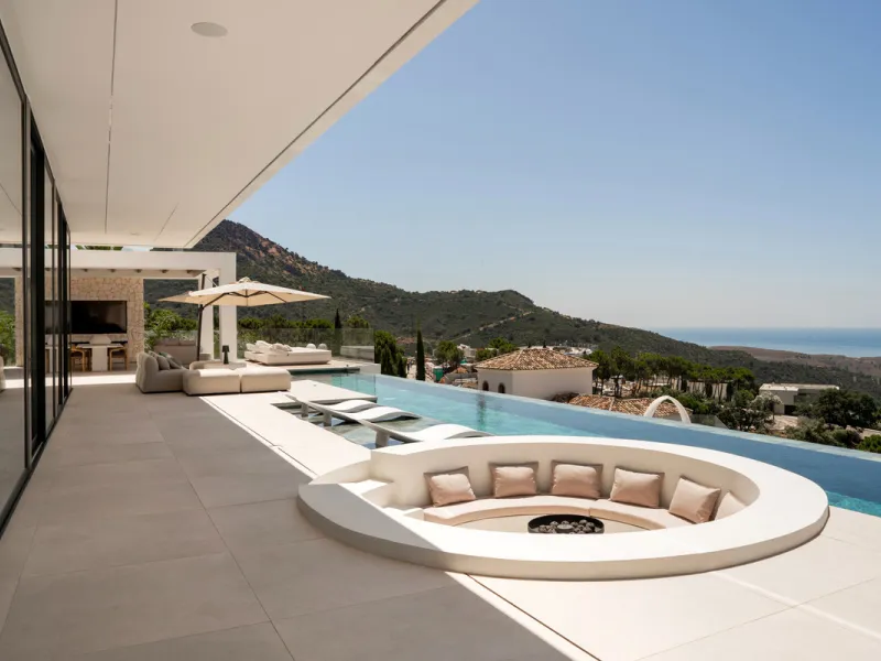 House - Detached Villa в продаже в Benahavís, Málaga. В доме 4 спален и 7 ванных комнат. Площадь дома 1847 м². Площадь участка 2068 м²