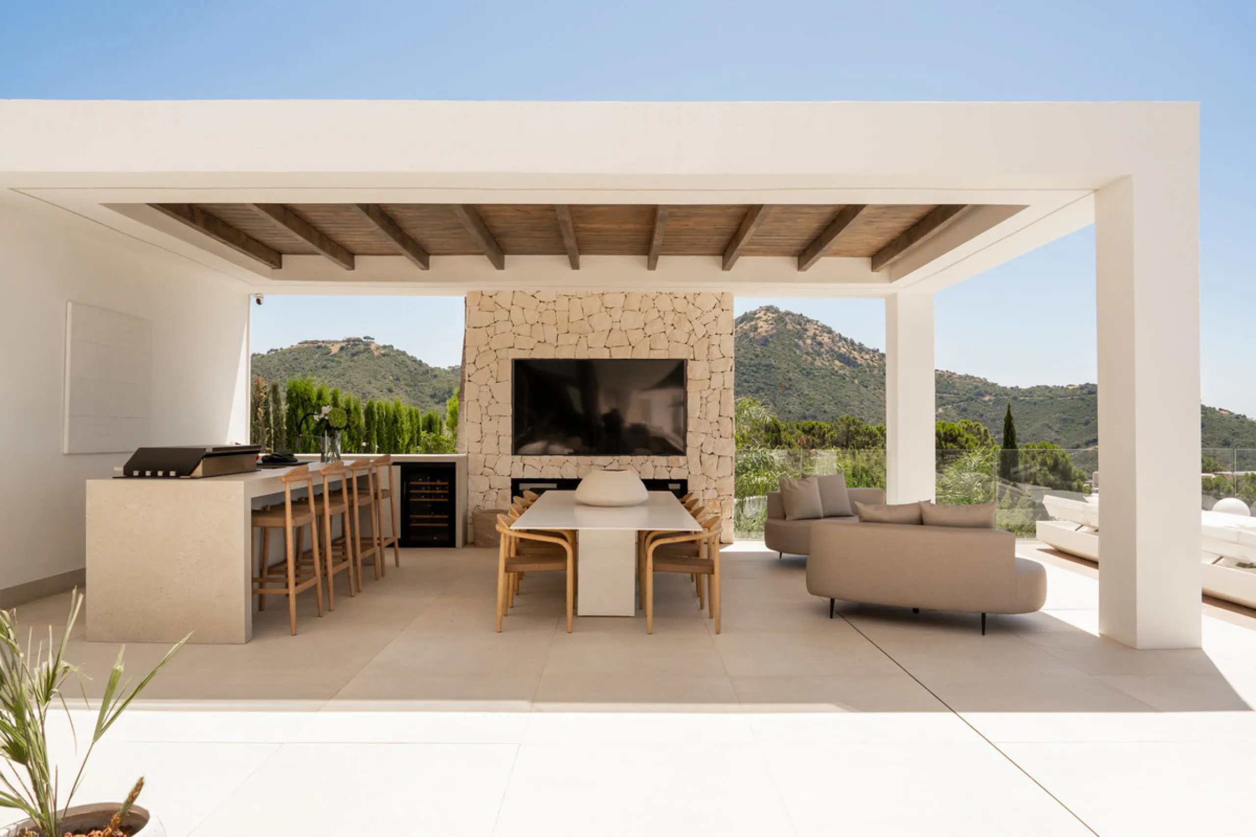 House - Detached Villa в продаже в Benahavís, Málaga. В доме 4 спален и 7 ванных комнат. Площадь дома 1847 м². Площадь участка 2068 м²