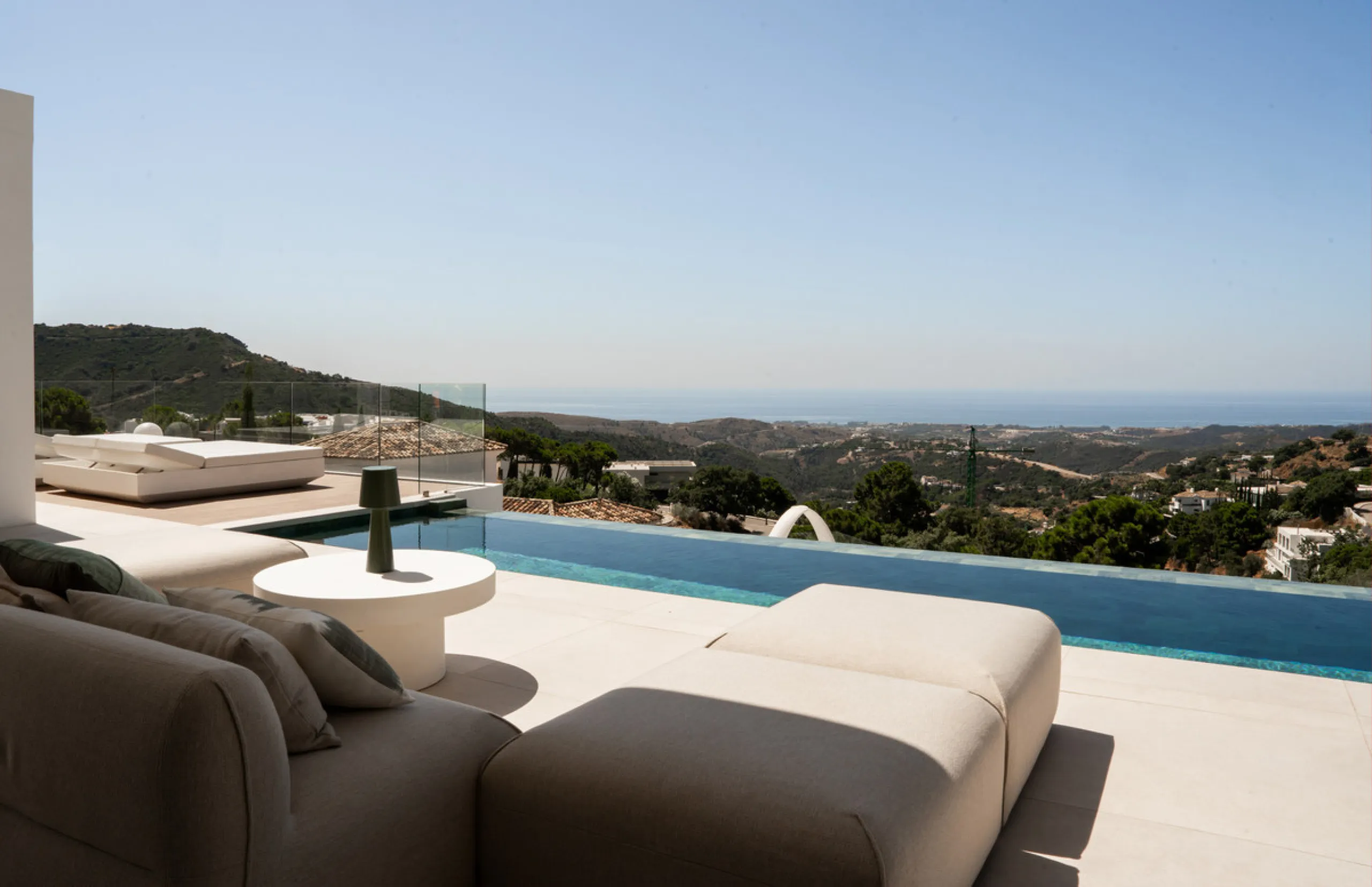 House - Detached Villa в продаже в Benahavís, Málaga. В доме 4 спален и 7 ванных комнат. Площадь дома 1847 м². Площадь участка 2068 м²