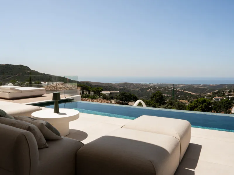 House - Detached Villa в продаже в Benahavís, Málaga. В доме 4 спален и 7 ванных комнат. Площадь дома 1847 м². Площадь участка 2068 м²