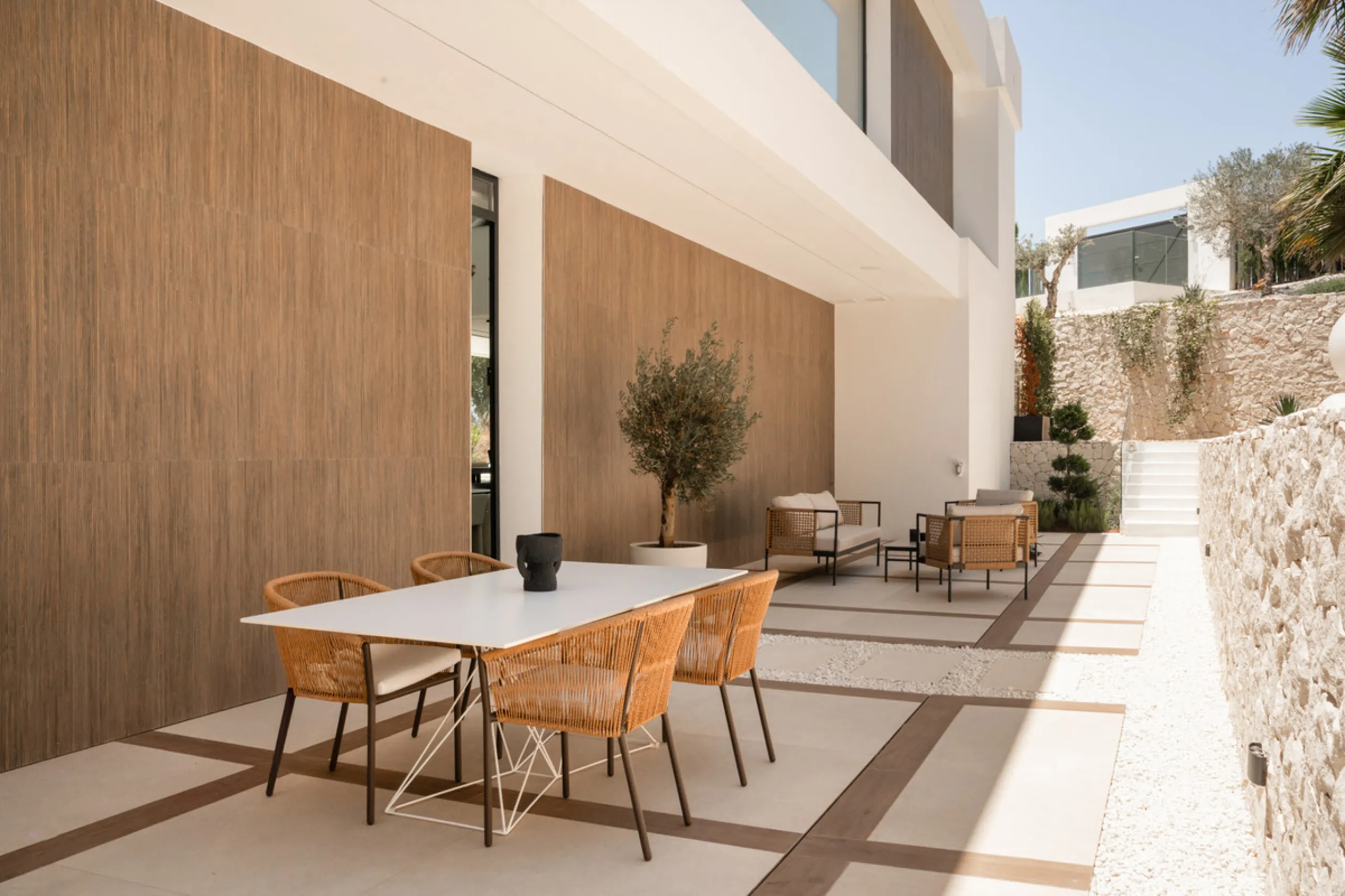 House - Detached Villa в продаже в Benahavís, Málaga. В доме 4 спален и 7 ванных комнат. Площадь дома 1847 м². Площадь участка 2068 м²