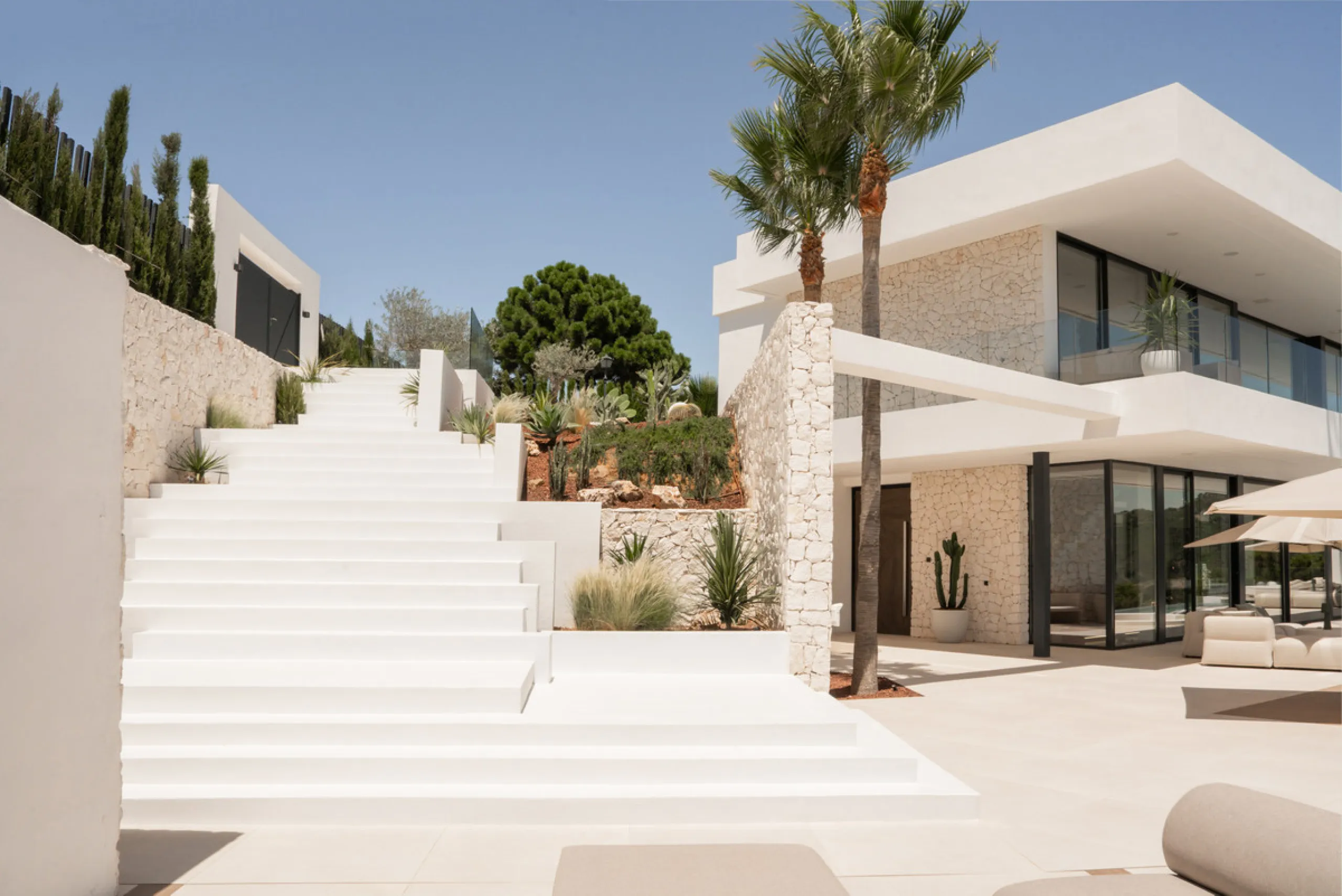 House - Detached Villa в продаже в Benahavís, Málaga. В доме 4 спален и 7 ванных комнат. Площадь дома 1847 м². Площадь участка 2068 м²