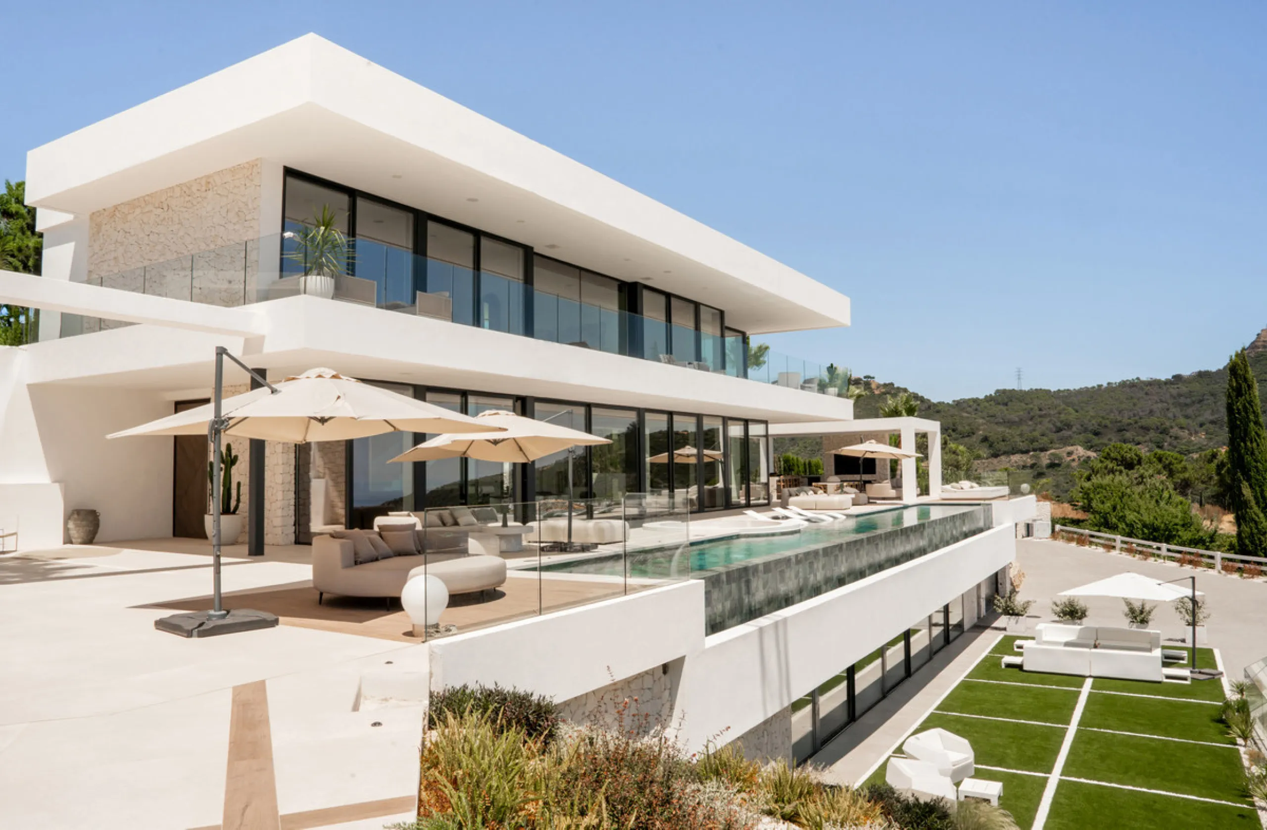 House - Detached Villa в продаже в Benahavís, Málaga. В доме 4 спален и 7 ванных комнат. Площадь дома 1847 м². Площадь участка 2068 м²