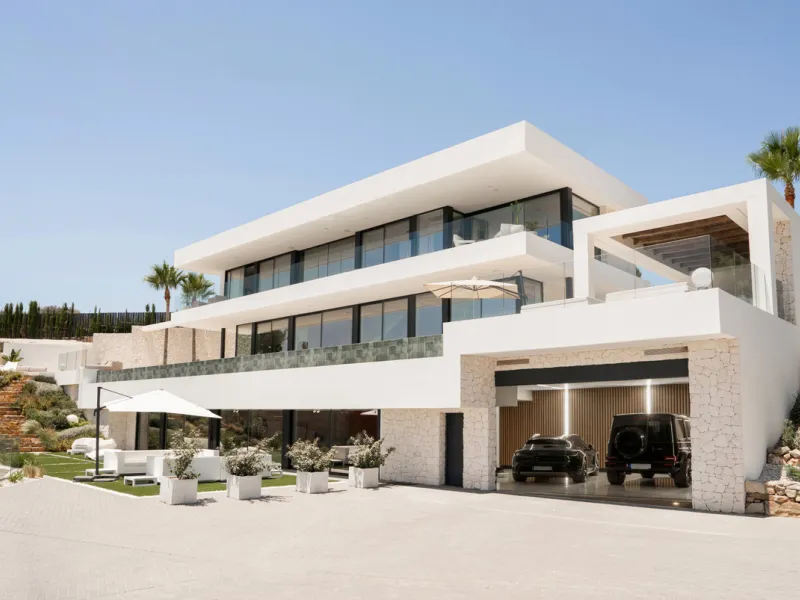 House - Detached Villa в продаже в Benahavís, Málaga. В доме 4 спален и 7 ванных комнат. Площадь дома 1847 м². Площадь участка 2068 м²
