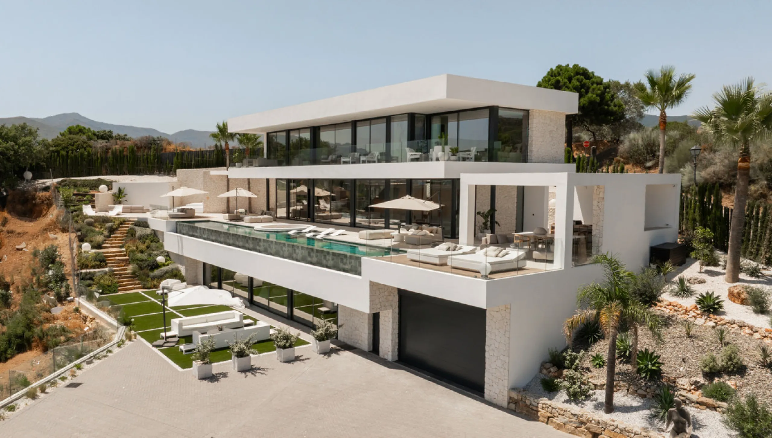 House - Detached Villa в продаже в Benahavís, Málaga. В доме 4 спален и 7 ванных комнат. Площадь дома 1847 м². Площадь участка 2068 м²