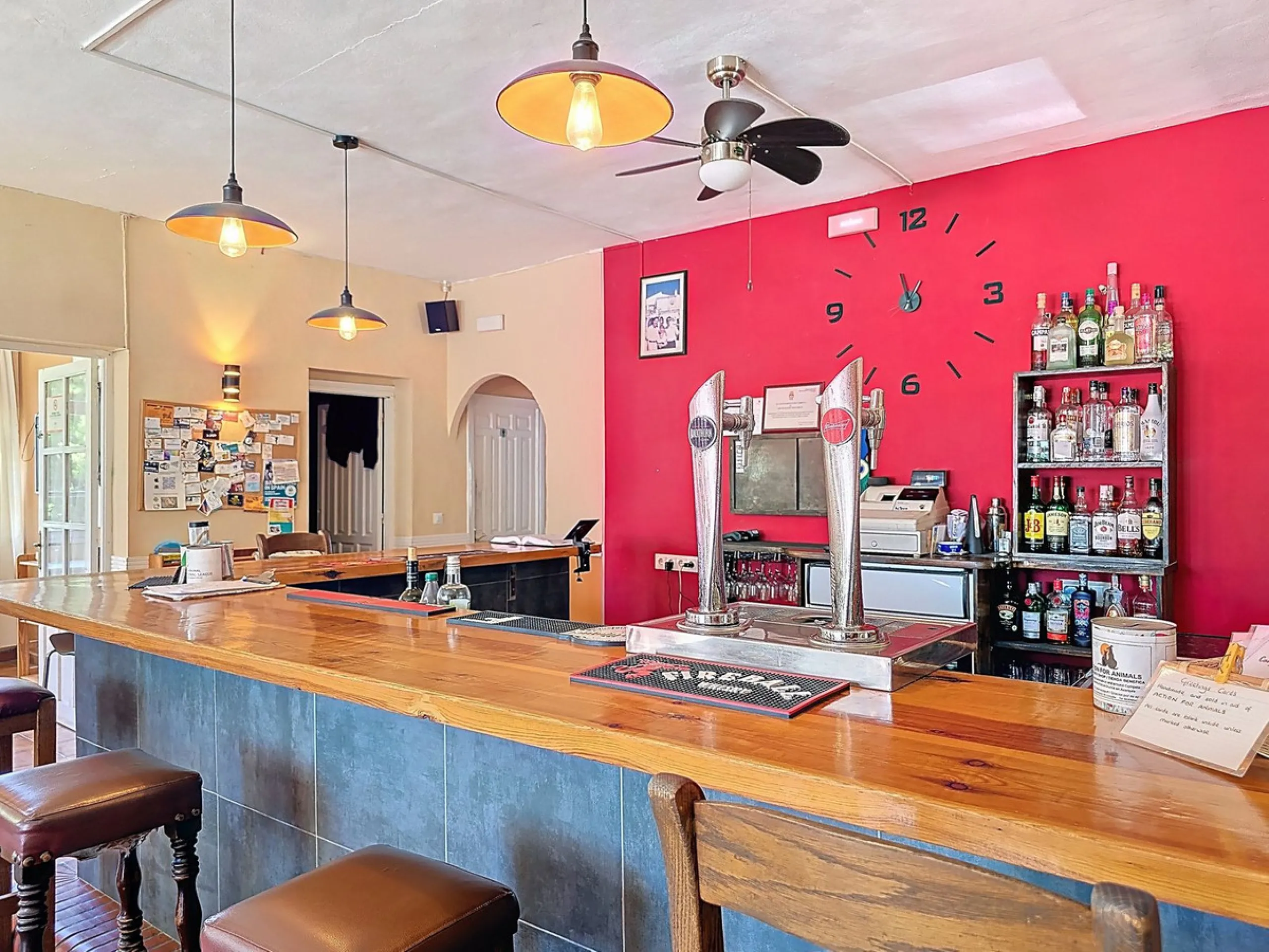 Superb Business Opportunity –  Bar & Restaurant with Owner's Accommodation and Guest Apartment Between Cómpeta & Torrox