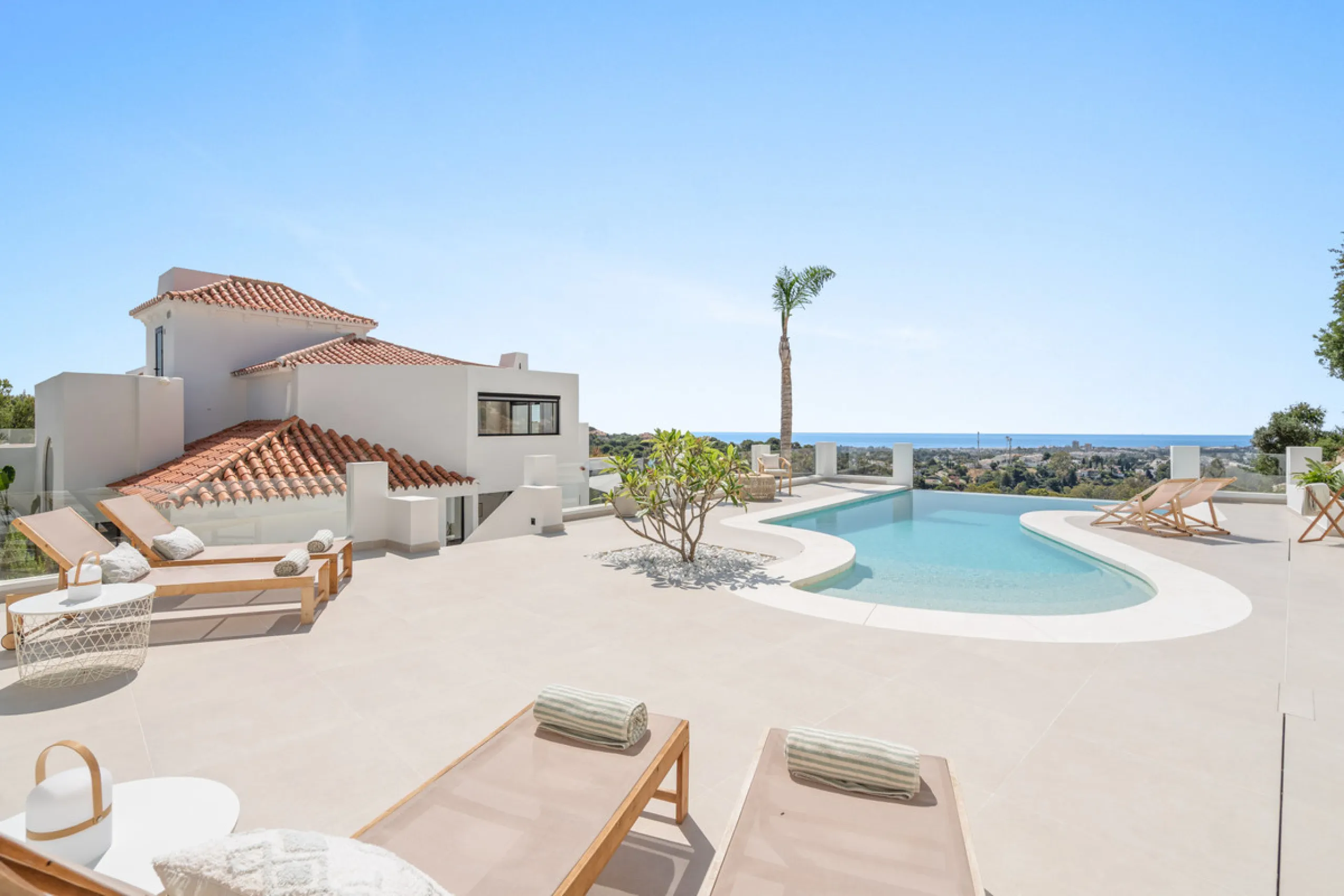 Located in one of Marbella's most sought-after residential areas, this five-bedroom, five-bathroom villa offers panoramic, frontal views of the Mediterranean Sea, La Concha mountain, and Puerto Banús. Positioned on a 1,950 m² plot, the property includes 4