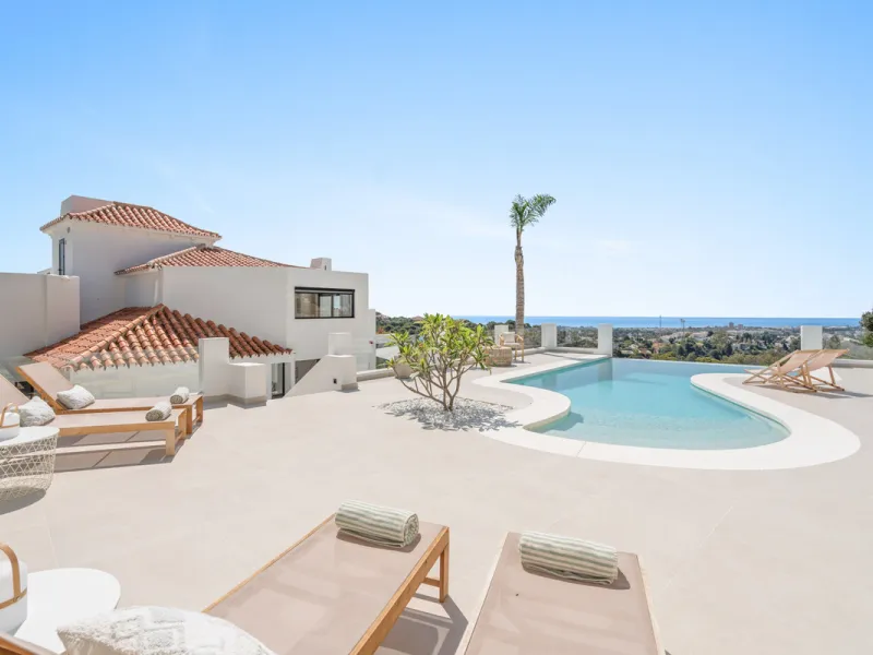 Located in one of Marbella's most sought-after residential areas, this five-bedroom, five-bathroom villa offers panoramic, frontal views of the Mediterranean Sea, La Concha mountain, and Puerto Banús. Positioned on a 1,950 m² plot, the property includes 4