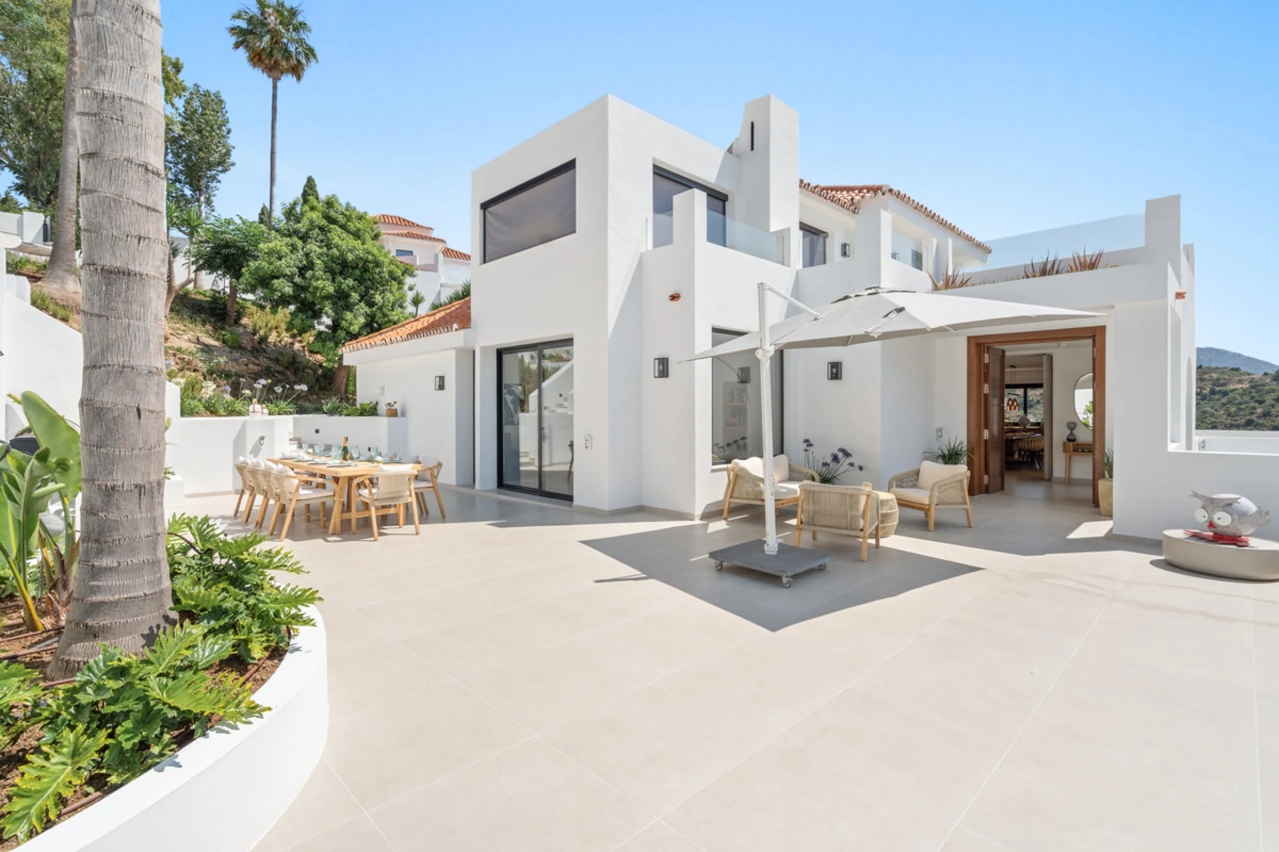 Located in one of Marbella's most sought-after residential areas, this five-bedroom, five-bathroom villa offers panoramic, frontal views of the Mediterranean Sea, La Concha mountain, and Puerto Banús. Positioned on a 1,950 m² plot, the property includes 4