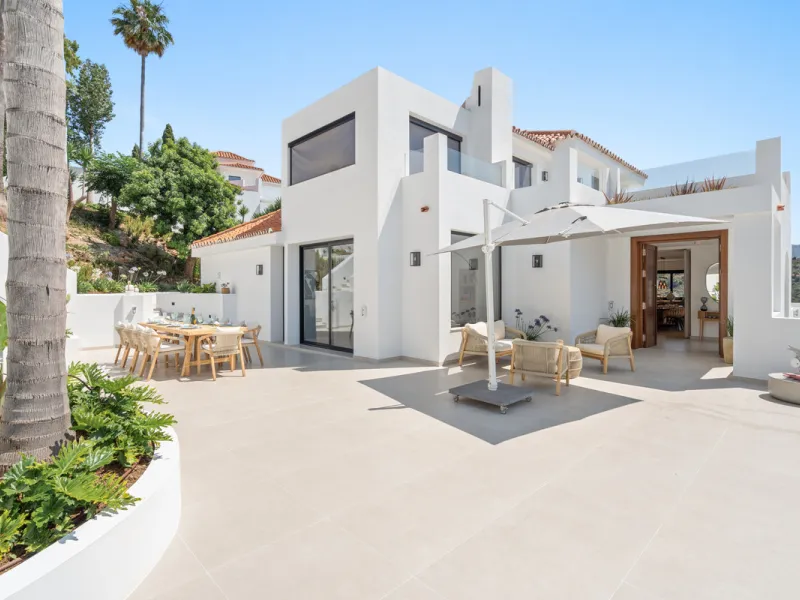 Located in one of Marbella's most sought-after residential areas, this five-bedroom, five-bathroom villa offers panoramic, frontal views of the Mediterranean Sea, La Concha mountain, and Puerto Banús. Positioned on a 1,950 m² plot, the property includes 4