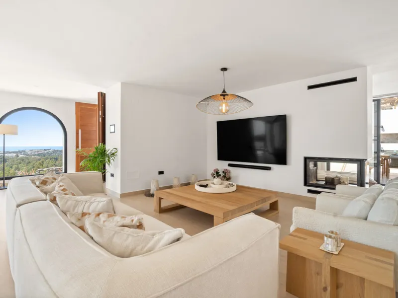 Located in one of Marbella's most sought-after residential areas, this five-bedroom, five-bathroom villa offers panoramic, frontal views of the Mediterranean Sea, La Concha mountain, and Puerto Banús. Positioned on a 1,950 m² plot, the property includes 4