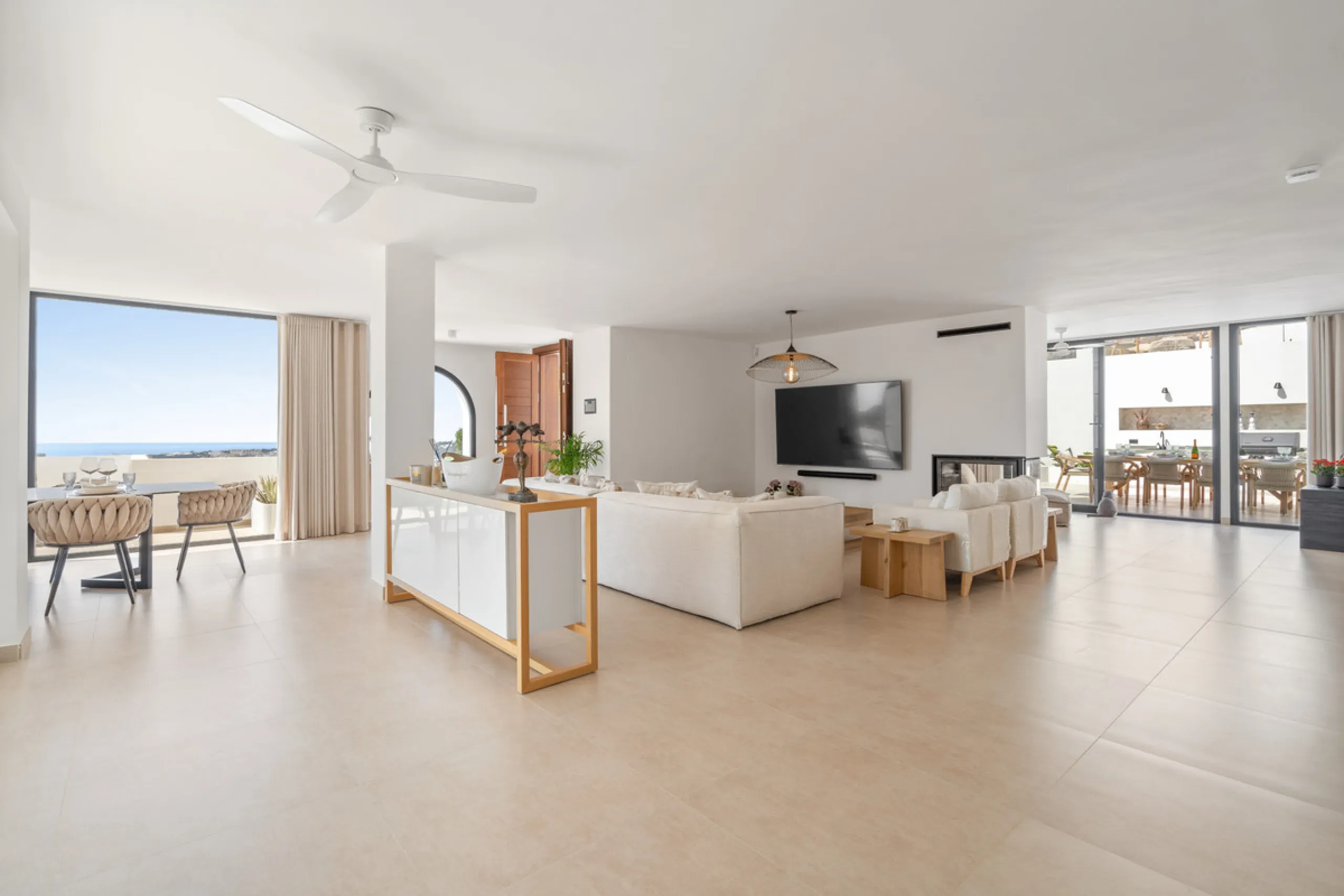 Located in one of Marbella's most sought-after residential areas, this five-bedroom, five-bathroom villa offers panoramic, frontal views of the Mediterranean Sea, La Concha mountain, and Puerto Banús. Positioned on a 1,950 m² plot, the property includes 4