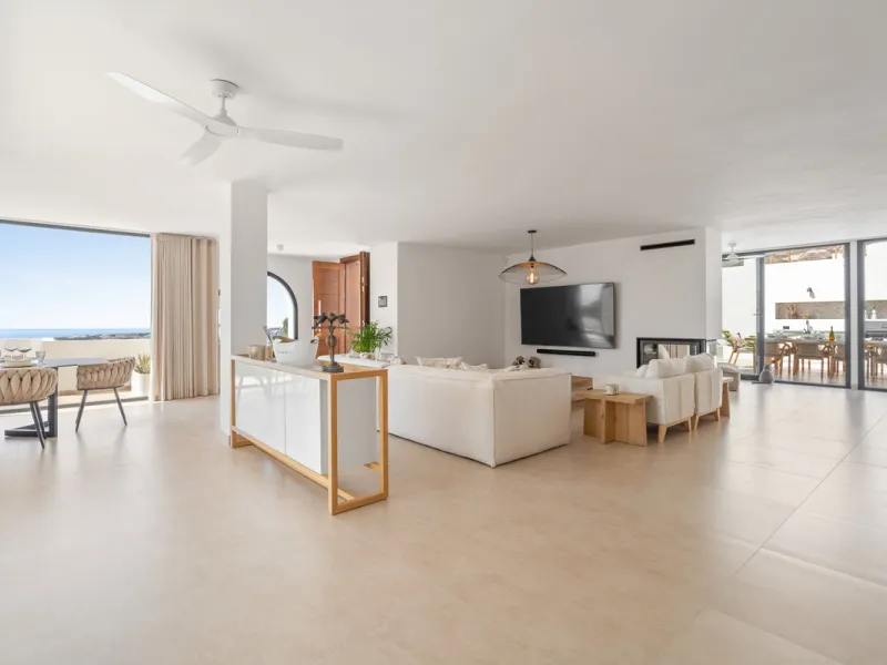 Located in one of Marbella's most sought-after residential areas, this five-bedroom, five-bathroom villa offers panoramic, frontal views of the Mediterranean Sea, La Concha mountain, and Puerto Banús. Positioned on a 1,950 m² plot, the property includes 4