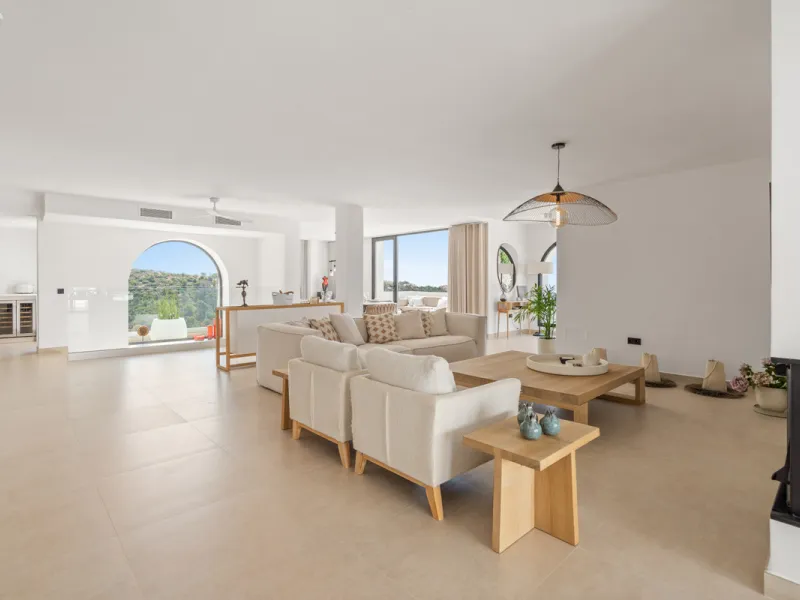 Located in one of Marbella's most sought-after residential areas, this five-bedroom, five-bathroom villa offers panoramic, frontal views of the Mediterranean Sea, La Concha mountain, and Puerto Banús. Positioned on a 1,950 m² plot, the property includes 4