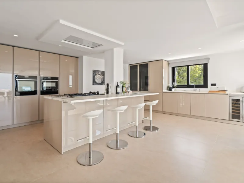 Located in one of Marbella's most sought-after residential areas, this five-bedroom, five-bathroom villa offers panoramic, frontal views of the Mediterranean Sea, La Concha mountain, and Puerto Banús. Positioned on a 1,950 m² plot, the property includes 4