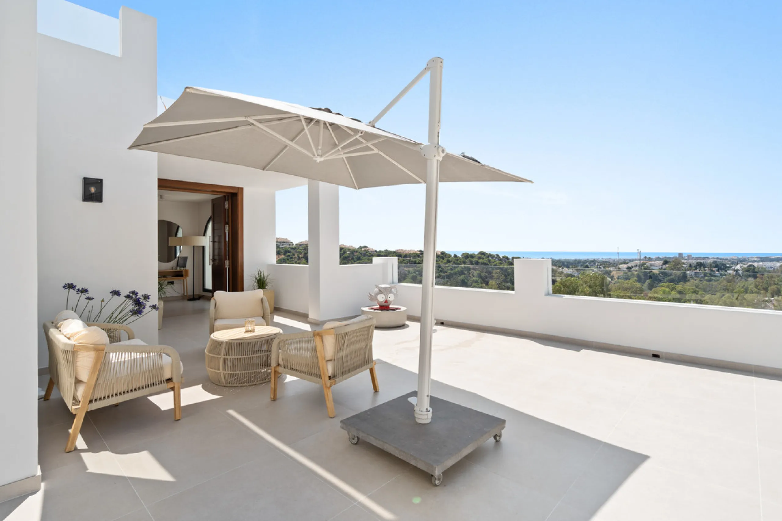 Located in one of Marbella's most sought-after residential areas, this five-bedroom, five-bathroom villa offers panoramic, frontal views of the Mediterranean Sea, La Concha mountain, and Puerto Banús. Positioned on a 1,950 m² plot, the property includes 4