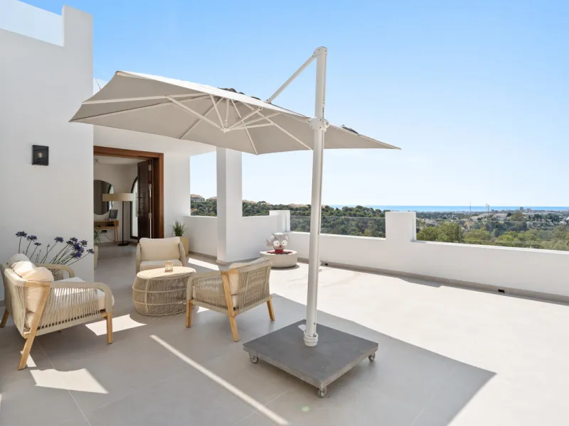 Located in one of Marbella's most sought-after residential areas, this five-bedroom, five-bathroom villa offers panoramic, frontal views of the Mediterranean Sea, La Concha mountain, and Puerto Banús. Positioned on a 1,950 m² plot, the property includes 4
