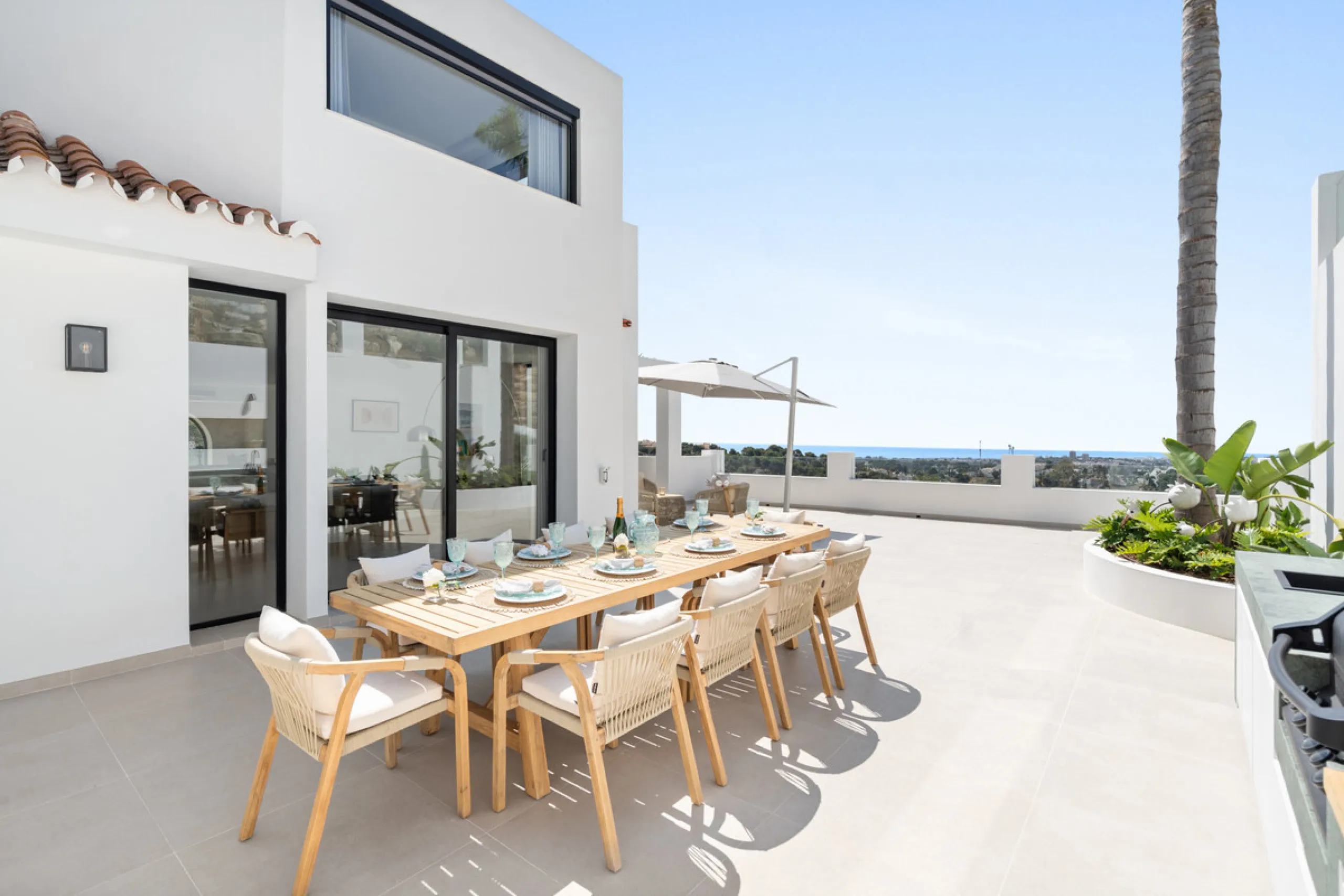 Located in one of Marbella's most sought-after residential areas, this five-bedroom, five-bathroom villa offers panoramic, frontal views of the Mediterranean Sea, La Concha mountain, and Puerto Banús. Positioned on a 1,950 m² plot, the property includes 4