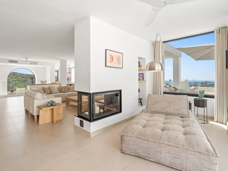 Located in one of Marbella's most sought-after residential areas, this five-bedroom, five-bathroom villa offers panoramic, frontal views of the Mediterranean Sea, La Concha mountain, and Puerto Banús. Positioned on a 1,950 m² plot, the property includes 4