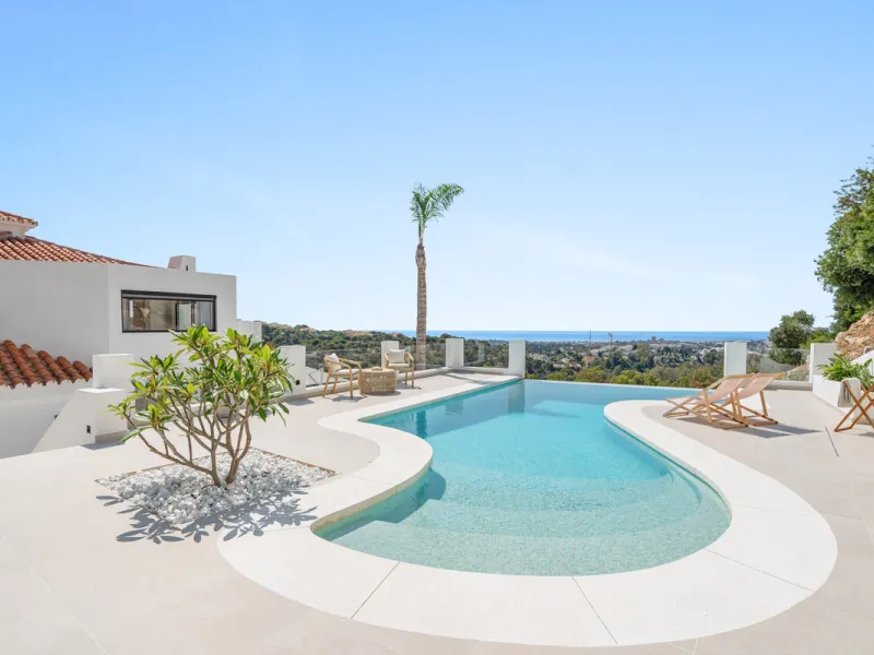 Located in one of Marbella's most sought-after residential areas, this five-bedroom, five-bathroom villa offers panoramic, frontal views of the Mediterranean Sea, La Concha mountain, and Puerto Banús. Positioned on a 1,950 m² plot, the property includes 4
