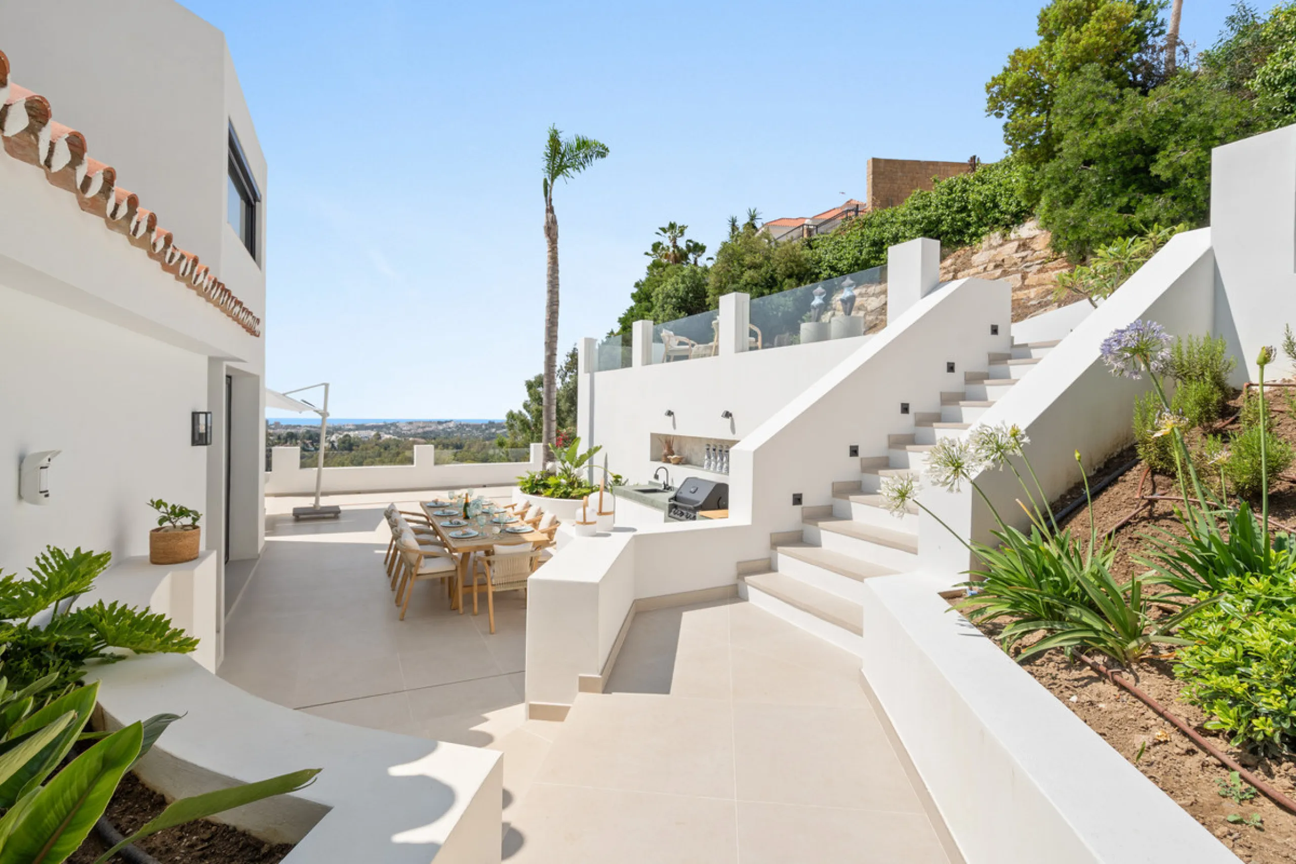 Located in one of Marbella's most sought-after residential areas, this five-bedroom, five-bathroom villa offers panoramic, frontal views of the Mediterranean Sea, La Concha mountain, and Puerto Banús. Positioned on a 1,950 m² plot, the property includes 4