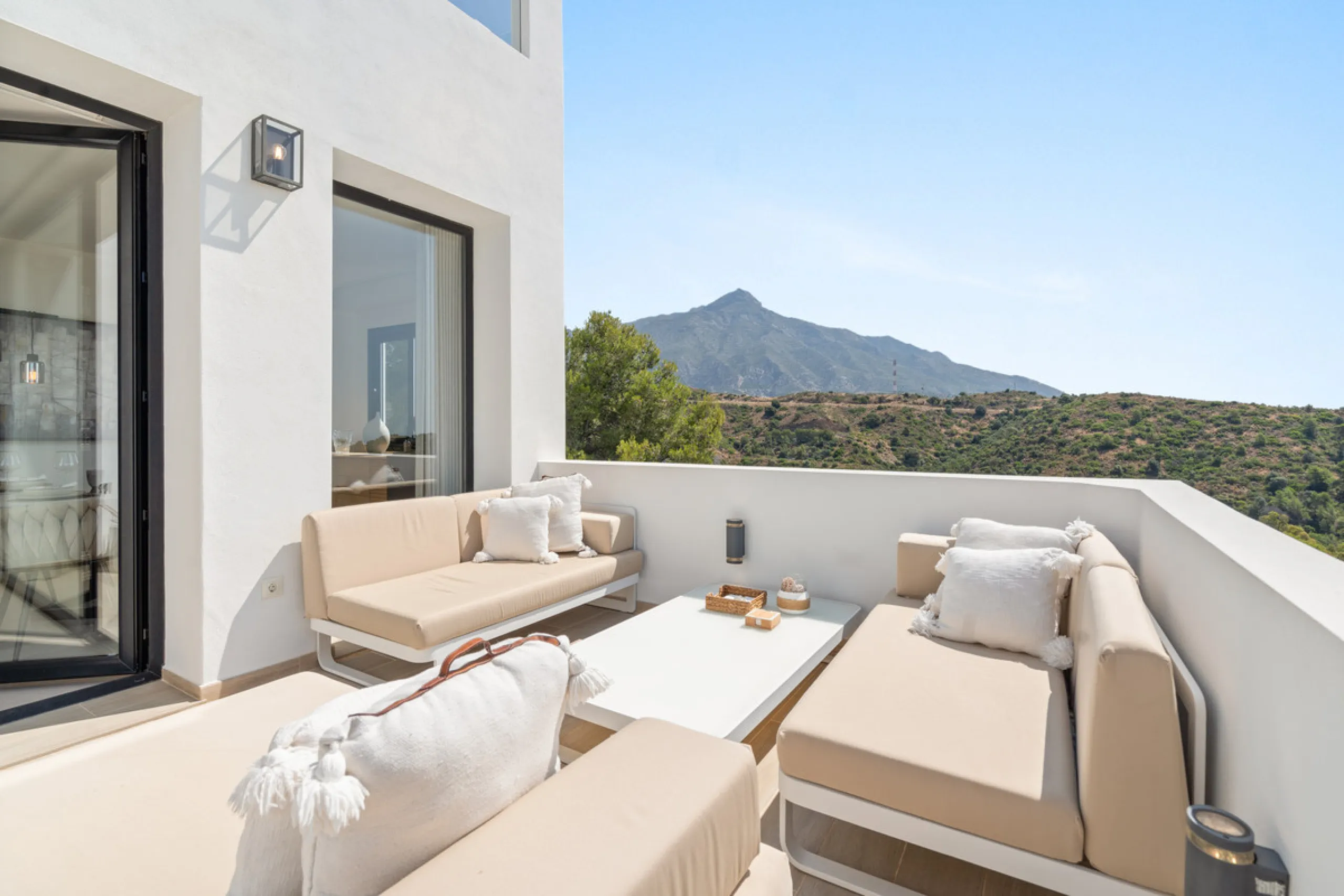 Located in one of Marbella's most sought-after residential areas, this five-bedroom, five-bathroom villa offers panoramic, frontal views of the Mediterranean Sea, La Concha mountain, and Puerto Banús. Positioned on a 1,950 m² plot, the property includes 4