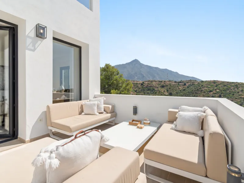 Located in one of Marbella's most sought-after residential areas, this five-bedroom, five-bathroom villa offers panoramic, frontal views of the Mediterranean Sea, La Concha mountain, and Puerto Banús. Positioned on a 1,950 m² plot, the property includes 4