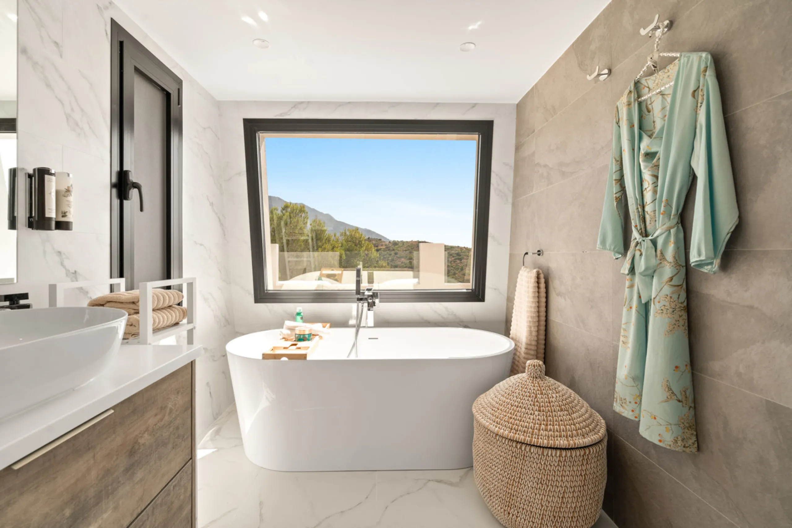 Located in one of Marbella's most sought-after residential areas, this five-bedroom, five-bathroom villa offers panoramic, frontal views of the Mediterranean Sea, La Concha mountain, and Puerto Banús. Positioned on a 1,950 m² plot, the property includes 4
