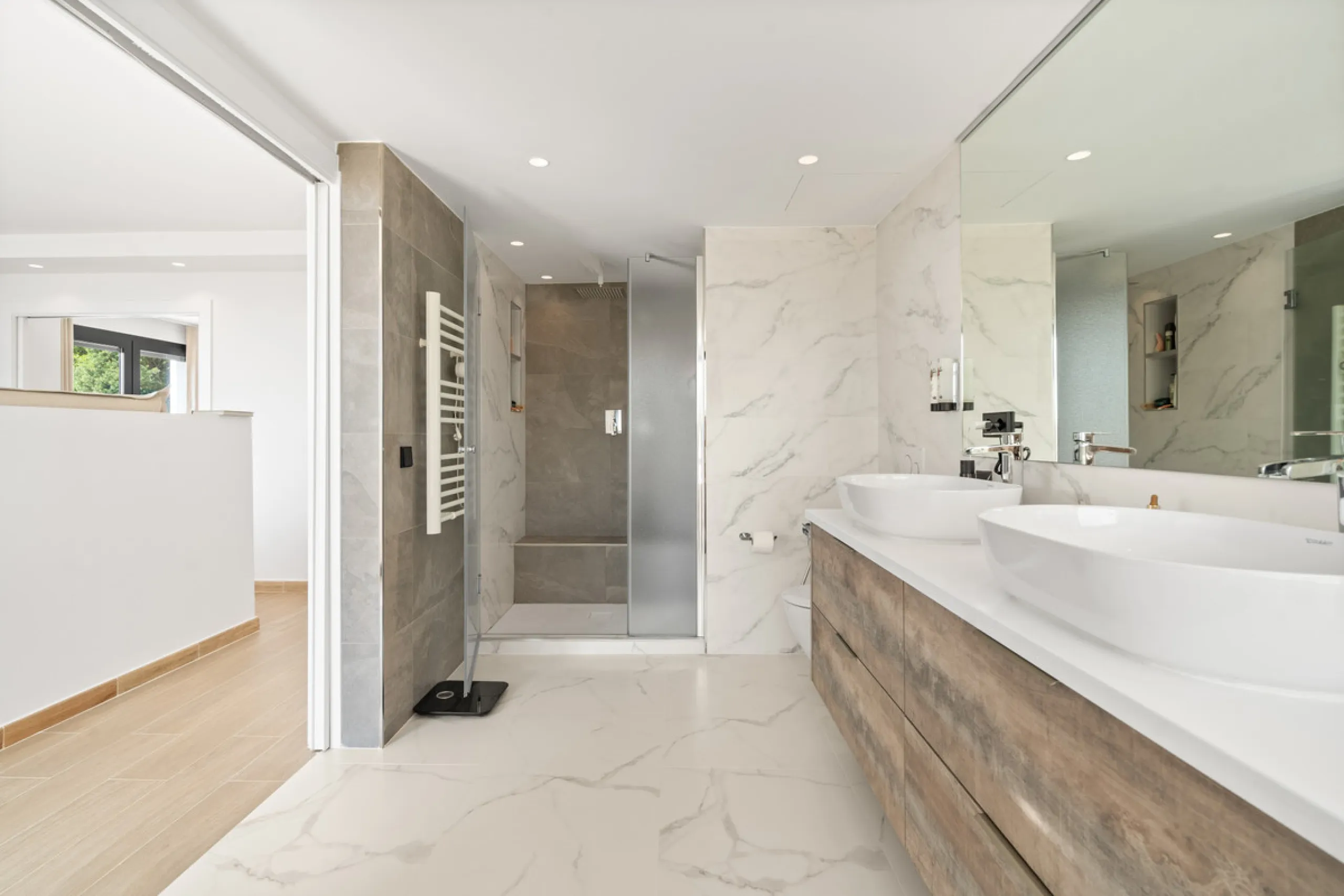 Located in one of Marbella's most sought-after residential areas, this five-bedroom, five-bathroom villa offers panoramic, frontal views of the Mediterranean Sea, La Concha mountain, and Puerto Banús. Positioned on a 1,950 m² plot, the property includes 4