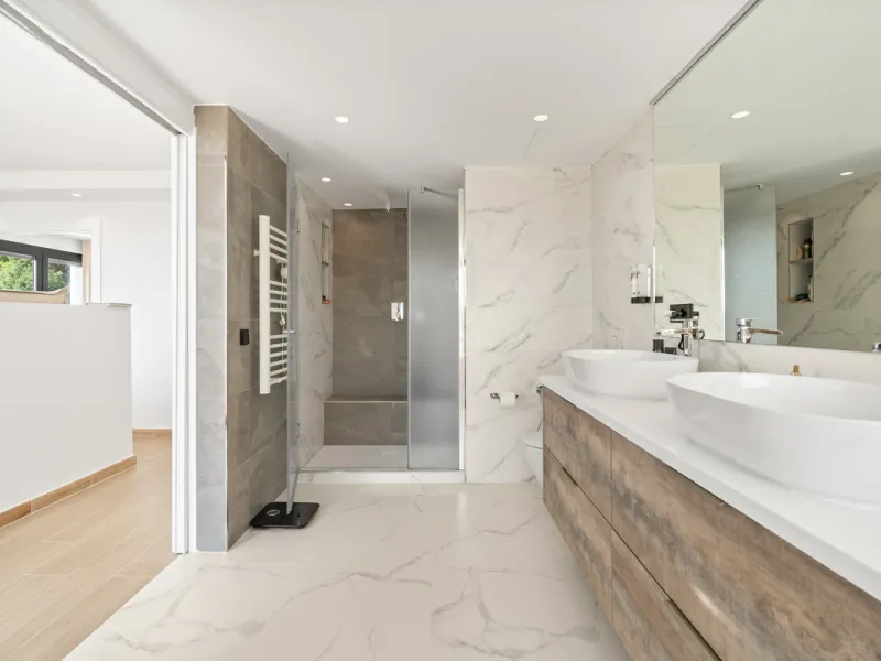 Located in one of Marbella's most sought-after residential areas, this five-bedroom, five-bathroom villa offers panoramic, frontal views of the Mediterranean Sea, La Concha mountain, and Puerto Banús. Positioned on a 1,950 m² plot, the property includes 4