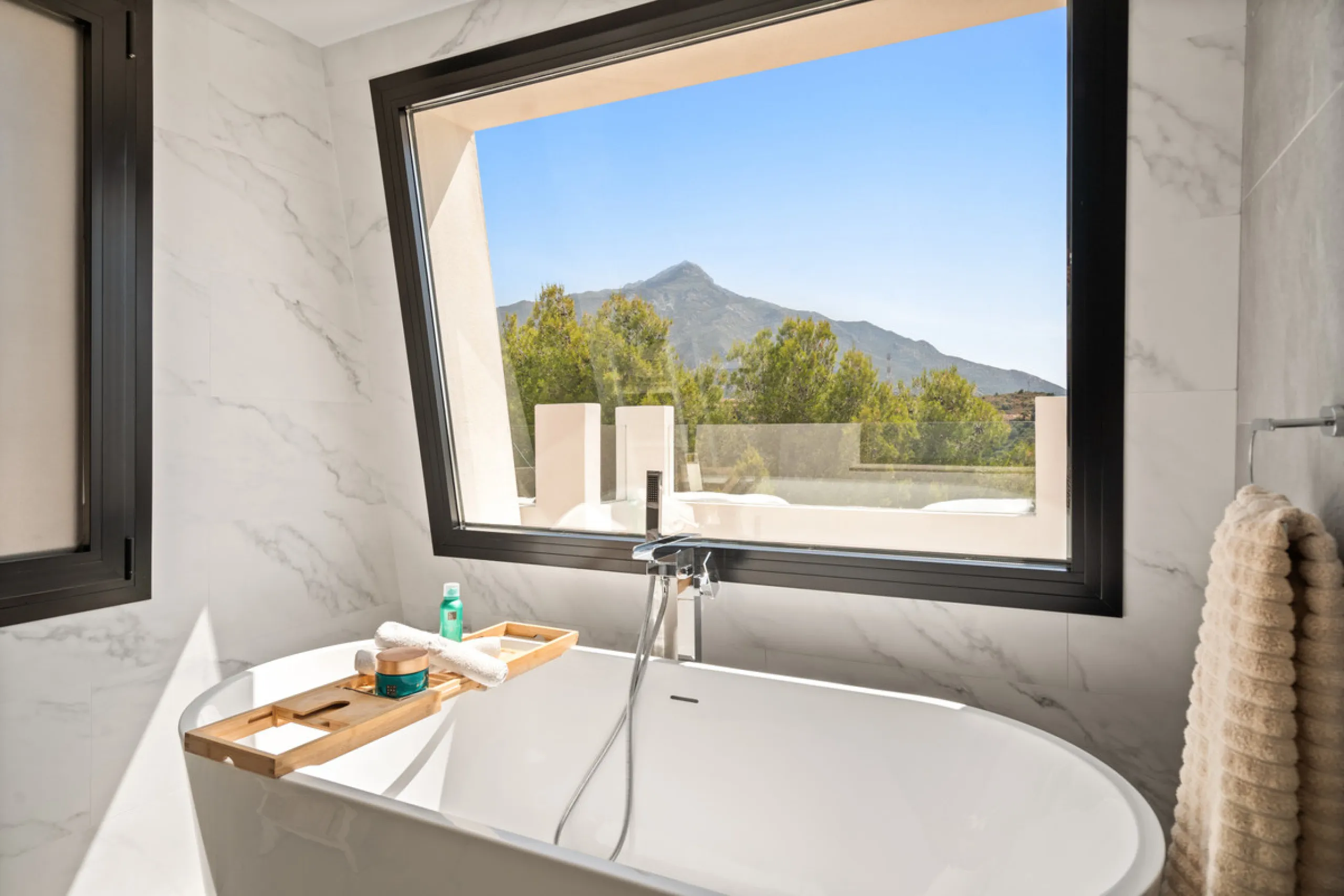 Located in one of Marbella's most sought-after residential areas, this five-bedroom, five-bathroom villa offers panoramic, frontal views of the Mediterranean Sea, La Concha mountain, and Puerto Banús. Positioned on a 1,950 m² plot, the property includes 4