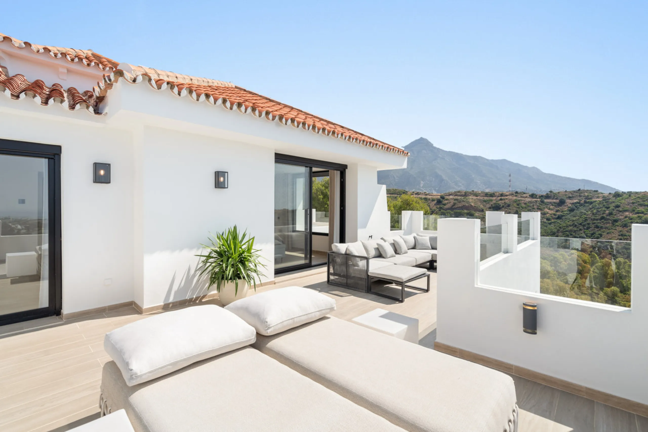 Located in one of Marbella's most sought-after residential areas, this five-bedroom, five-bathroom villa offers panoramic, frontal views of the Mediterranean Sea, La Concha mountain, and Puerto Banús. Positioned on a 1,950 m² plot, the property includes 4