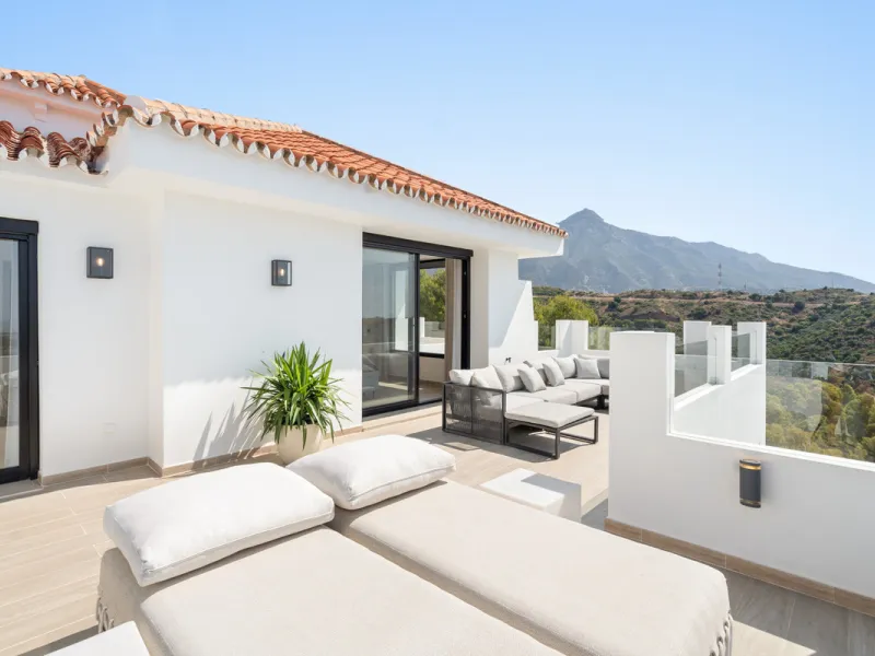 Located in one of Marbella's most sought-after residential areas, this five-bedroom, five-bathroom villa offers panoramic, frontal views of the Mediterranean Sea, La Concha mountain, and Puerto Banús. Positioned on a 1,950 m² plot, the property includes 4