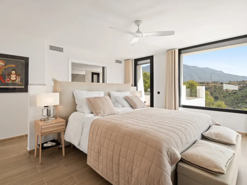 Located in one of Marbella's most sought-after residential areas, this five-bedroom, five-bathroom villa offers panoramic, frontal views of the Mediterranean Sea, La Concha mountain, and Puerto Banús. Positioned on a 1,950 m² plot, the property includes 4