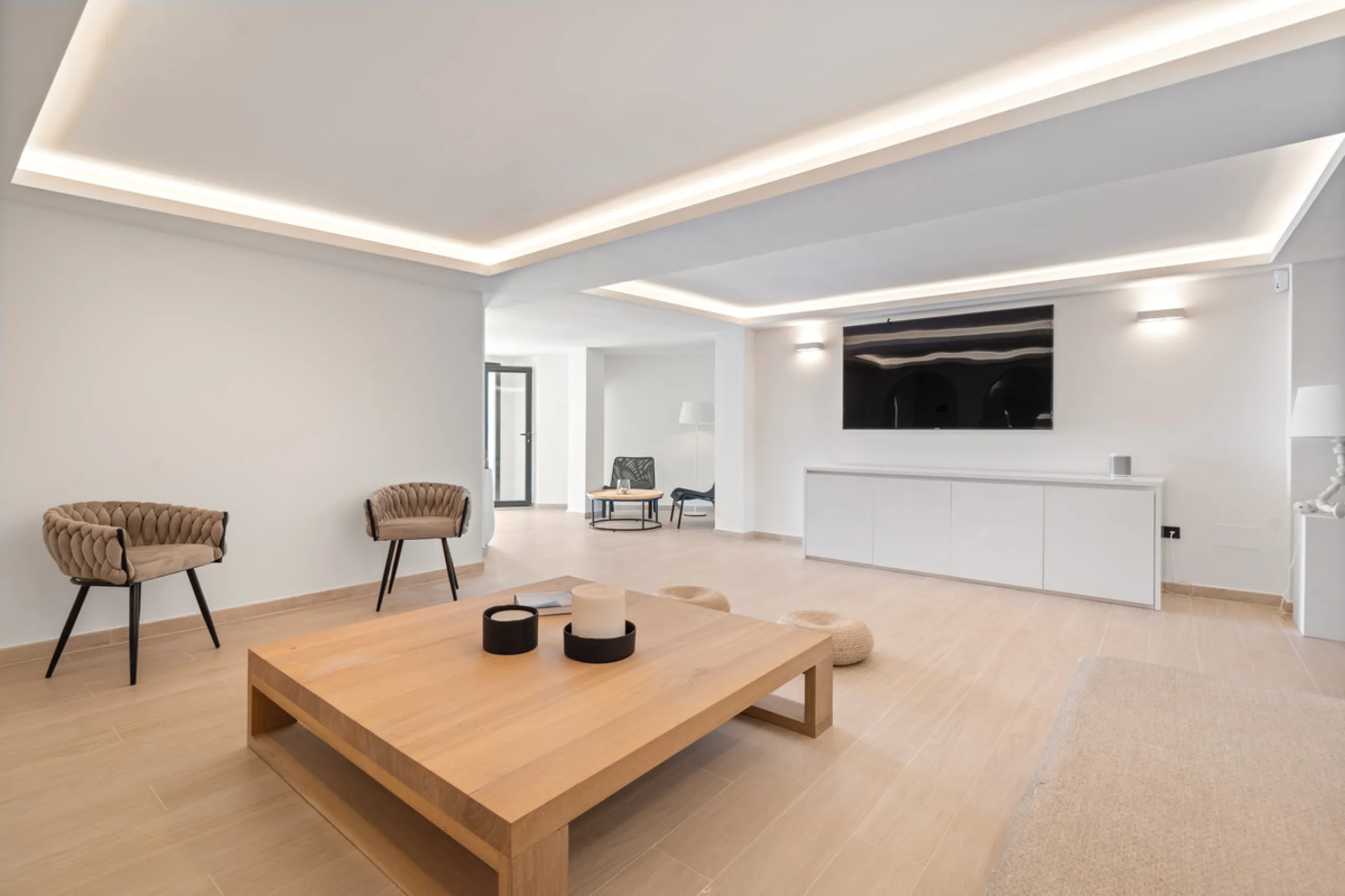 Located in one of Marbella's most sought-after residential areas, this five-bedroom, five-bathroom villa offers panoramic, frontal views of the Mediterranean Sea, La Concha mountain, and Puerto Banús. Positioned on a 1,950 m² plot, the property includes 4