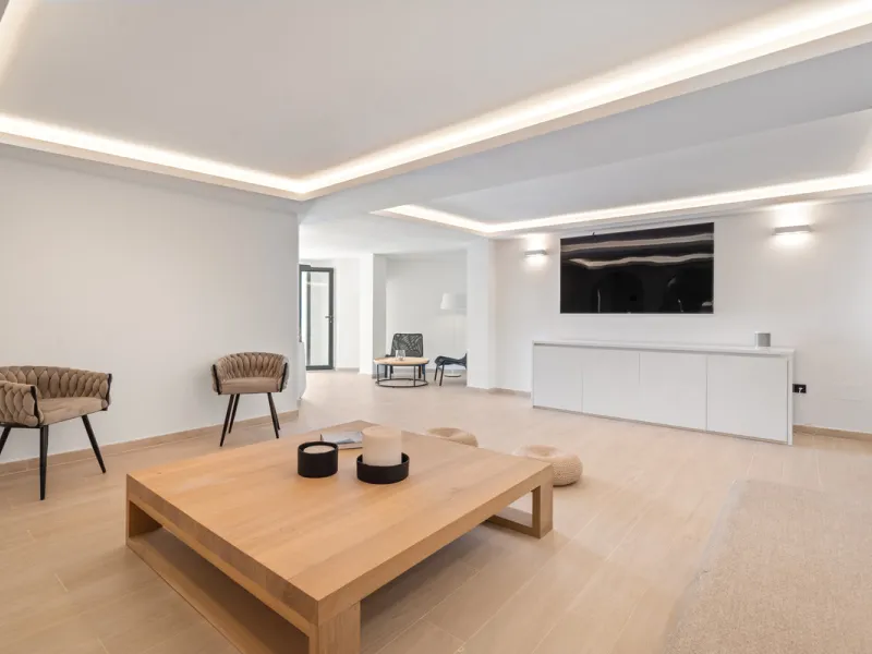 Located in one of Marbella's most sought-after residential areas, this five-bedroom, five-bathroom villa offers panoramic, frontal views of the Mediterranean Sea, La Concha mountain, and Puerto Banús. Positioned on a 1,950 m² plot, the property includes 4