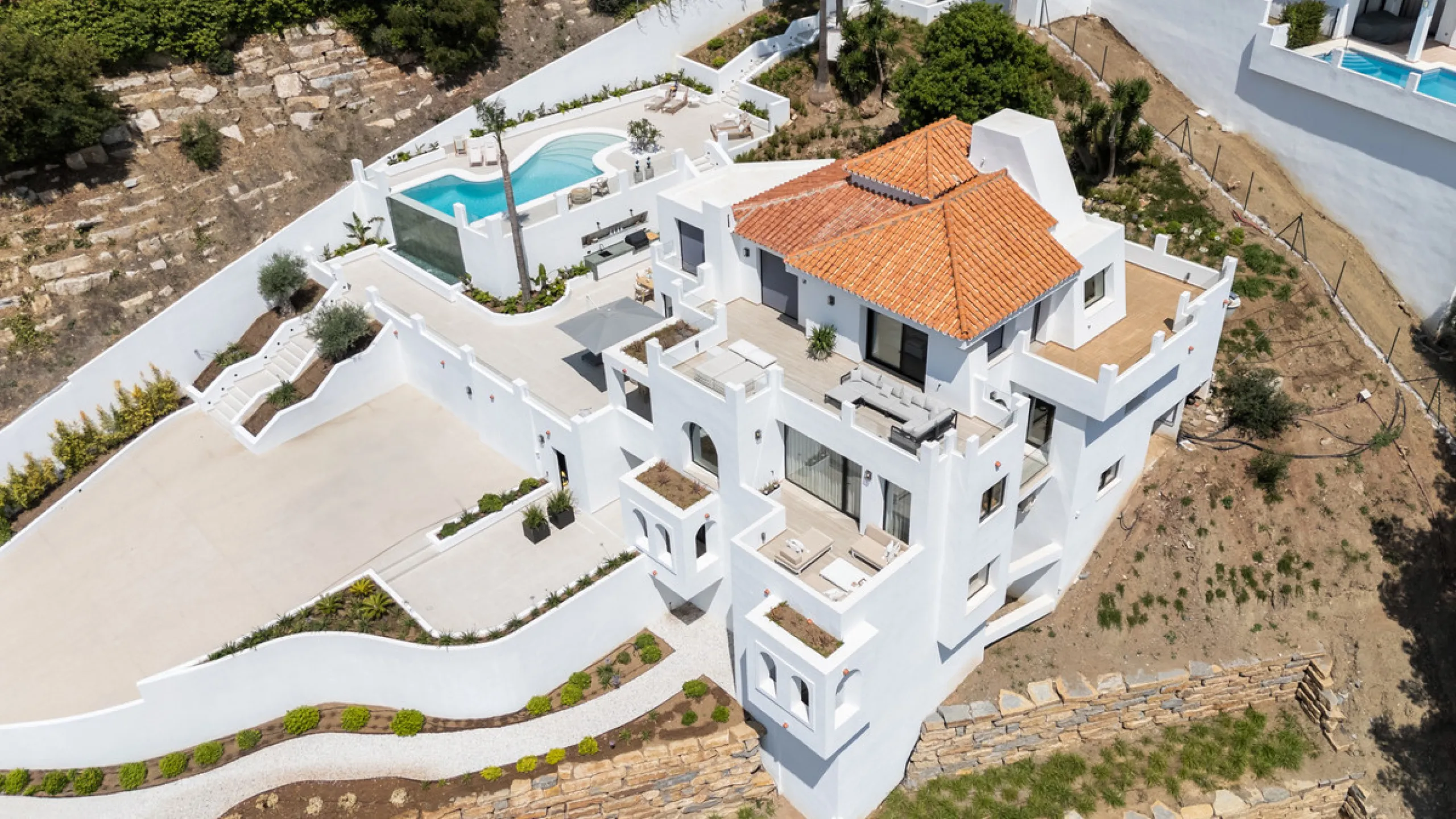 Located in one of Marbella's most sought-after residential areas, this five-bedroom, five-bathroom villa offers panoramic, frontal views of the Mediterranean Sea, La Concha mountain, and Puerto Banús. Positioned on a 1,950 m² plot, the property includes 4