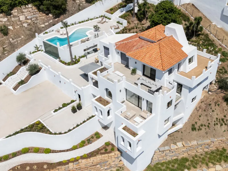 Located in one of Marbella's most sought-after residential areas, this five-bedroom, five-bathroom villa offers panoramic, frontal views of the Mediterranean Sea, La Concha mountain, and Puerto Banús. Positioned on a 1,950 m² plot, the property includes 4