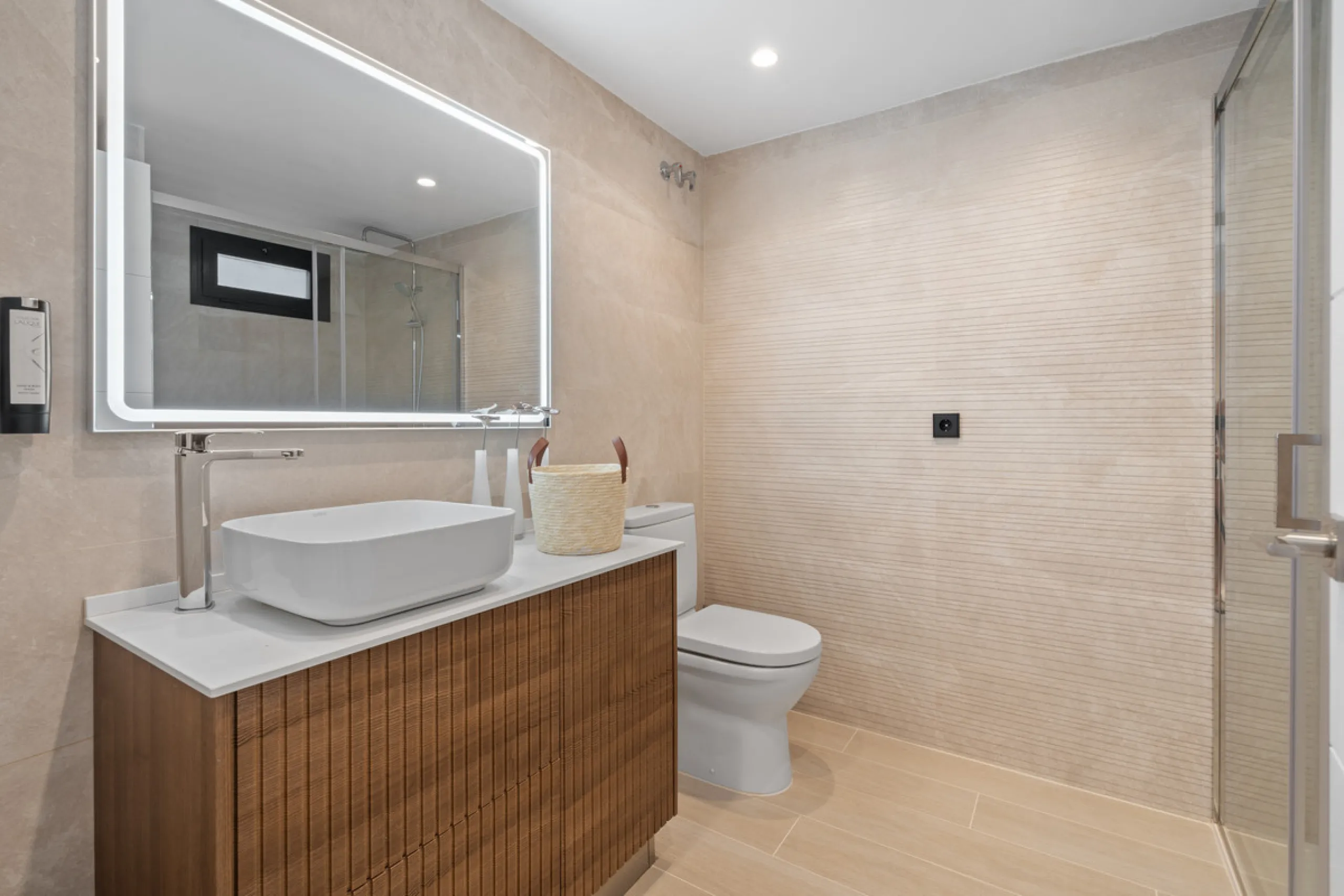 Located in one of Marbella's most sought-after residential areas, this five-bedroom, five-bathroom villa offers panoramic, frontal views of the Mediterranean Sea, La Concha mountain, and Puerto Banús. Positioned on a 1,950 m² plot, the property includes 4