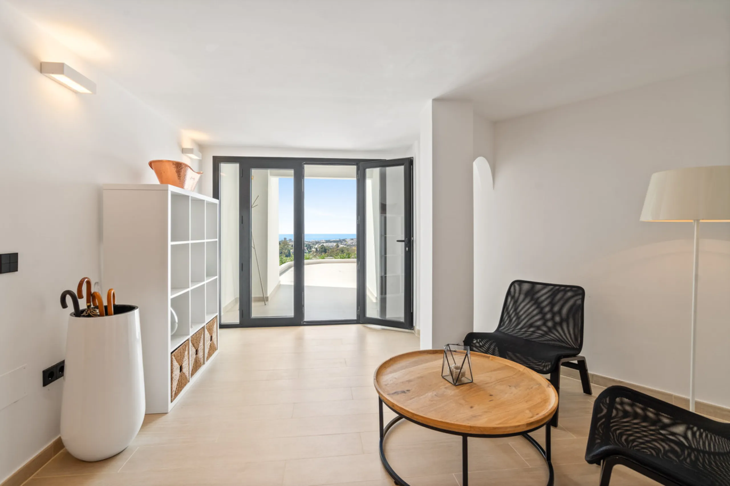 Located in one of Marbella's most sought-after residential areas, this five-bedroom, five-bathroom villa offers panoramic, frontal views of the Mediterranean Sea, La Concha mountain, and Puerto Banús. Positioned on a 1,950 m² plot, the property includes 4