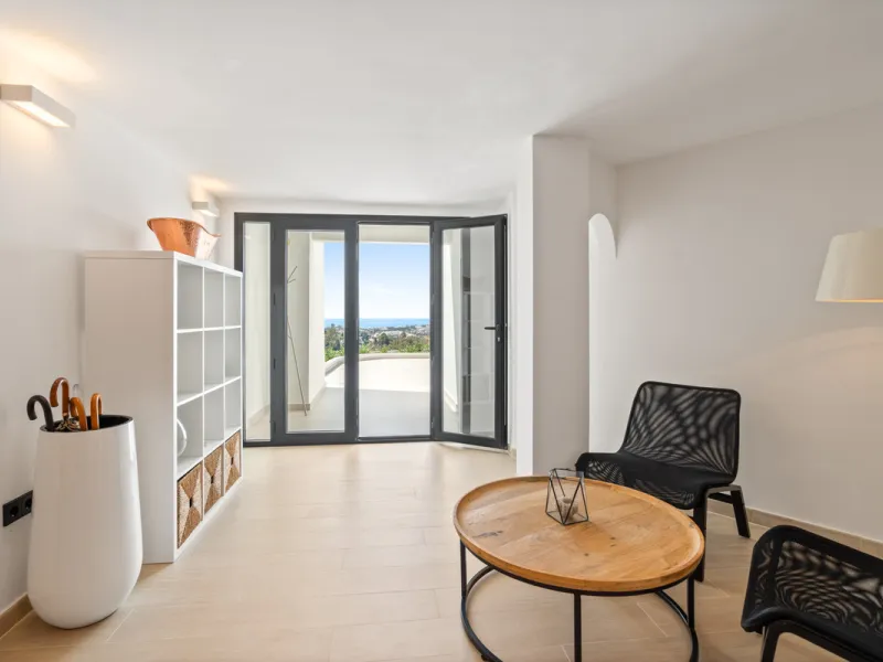 Located in one of Marbella's most sought-after residential areas, this five-bedroom, five-bathroom villa offers panoramic, frontal views of the Mediterranean Sea, La Concha mountain, and Puerto Banús. Positioned on a 1,950 m² plot, the property includes 4