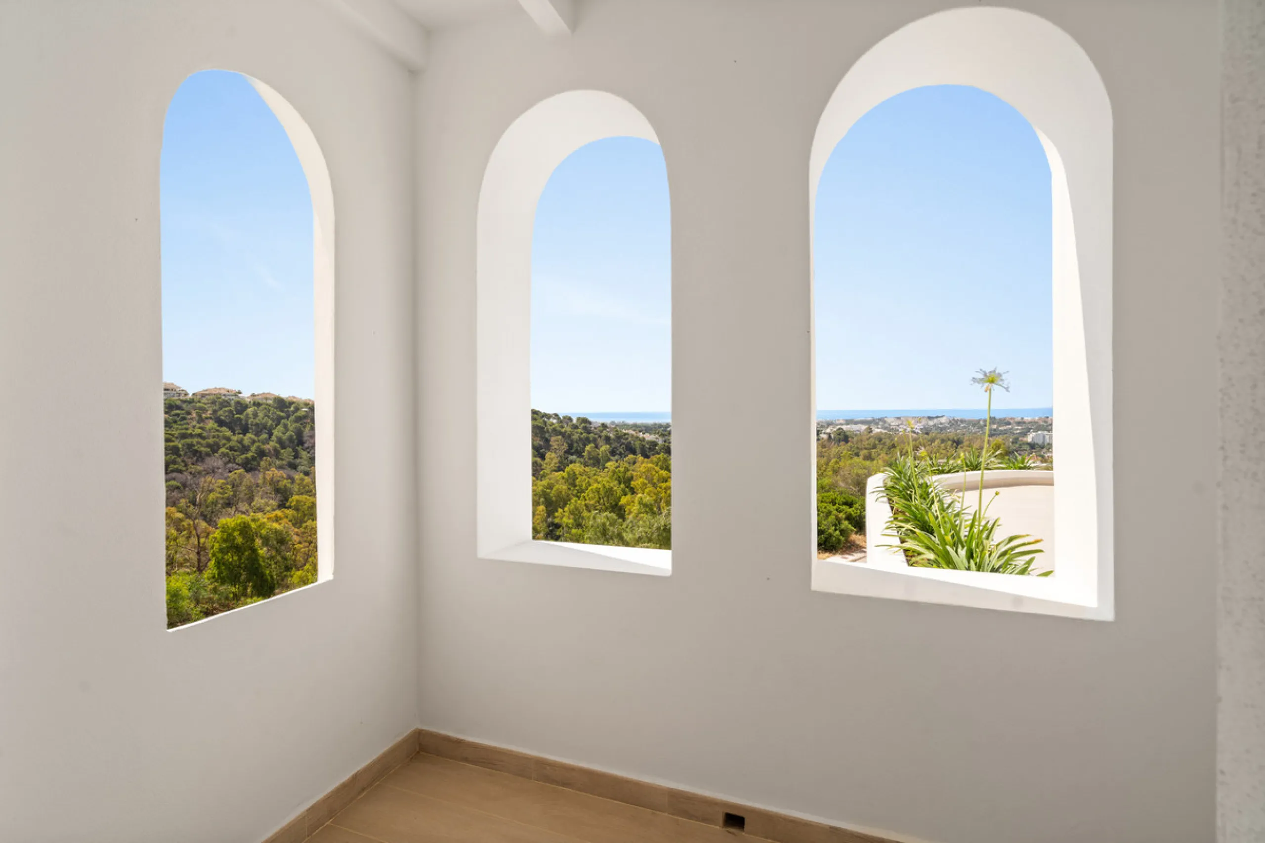 Located in one of Marbella's most sought-after residential areas, this five-bedroom, five-bathroom villa offers panoramic, frontal views of the Mediterranean Sea, La Concha mountain, and Puerto Banús. Positioned on a 1,950 m² plot, the property includes 4