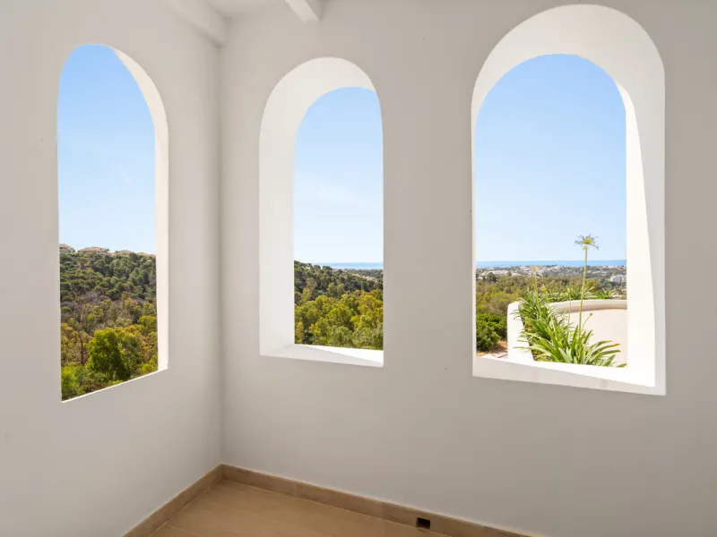 Located in one of Marbella's most sought-after residential areas, this five-bedroom, five-bathroom villa offers panoramic, frontal views of the Mediterranean Sea, La Concha mountain, and Puerto Banús. Positioned on a 1,950 m² plot, the property includes 4