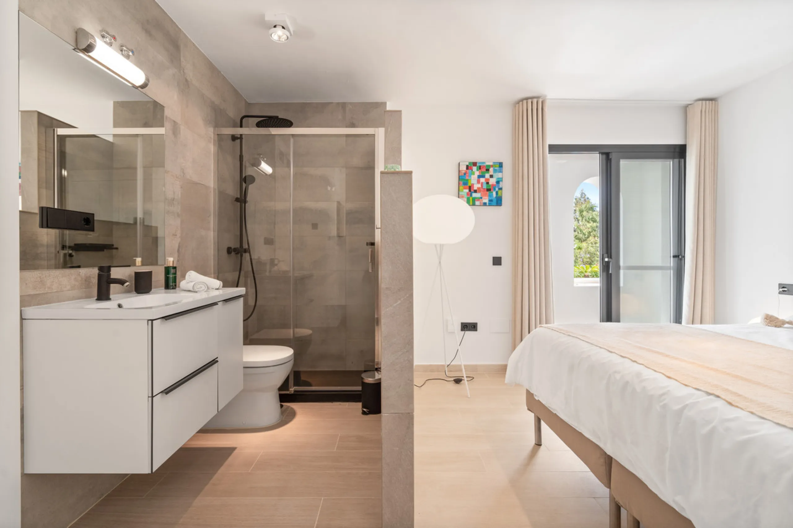 Located in one of Marbella's most sought-after residential areas, this five-bedroom, five-bathroom villa offers panoramic, frontal views of the Mediterranean Sea, La Concha mountain, and Puerto Banús. Positioned on a 1,950 m² plot, the property includes 4