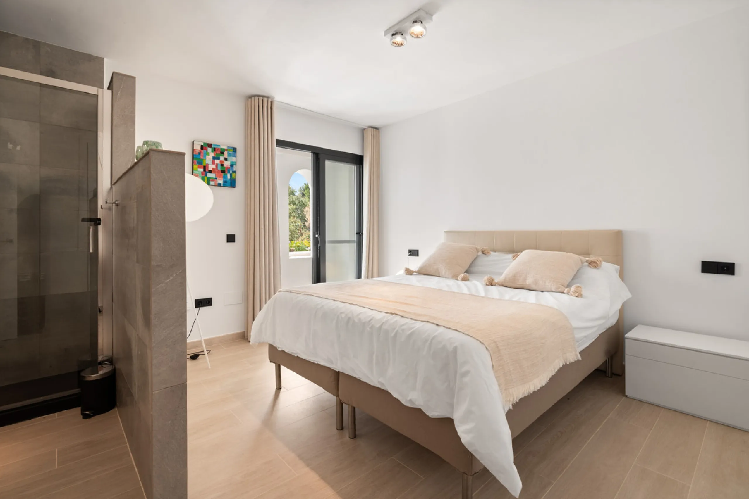 Located in one of Marbella's most sought-after residential areas, this five-bedroom, five-bathroom villa offers panoramic, frontal views of the Mediterranean Sea, La Concha mountain, and Puerto Banús. Positioned on a 1,950 m² plot, the property includes 4